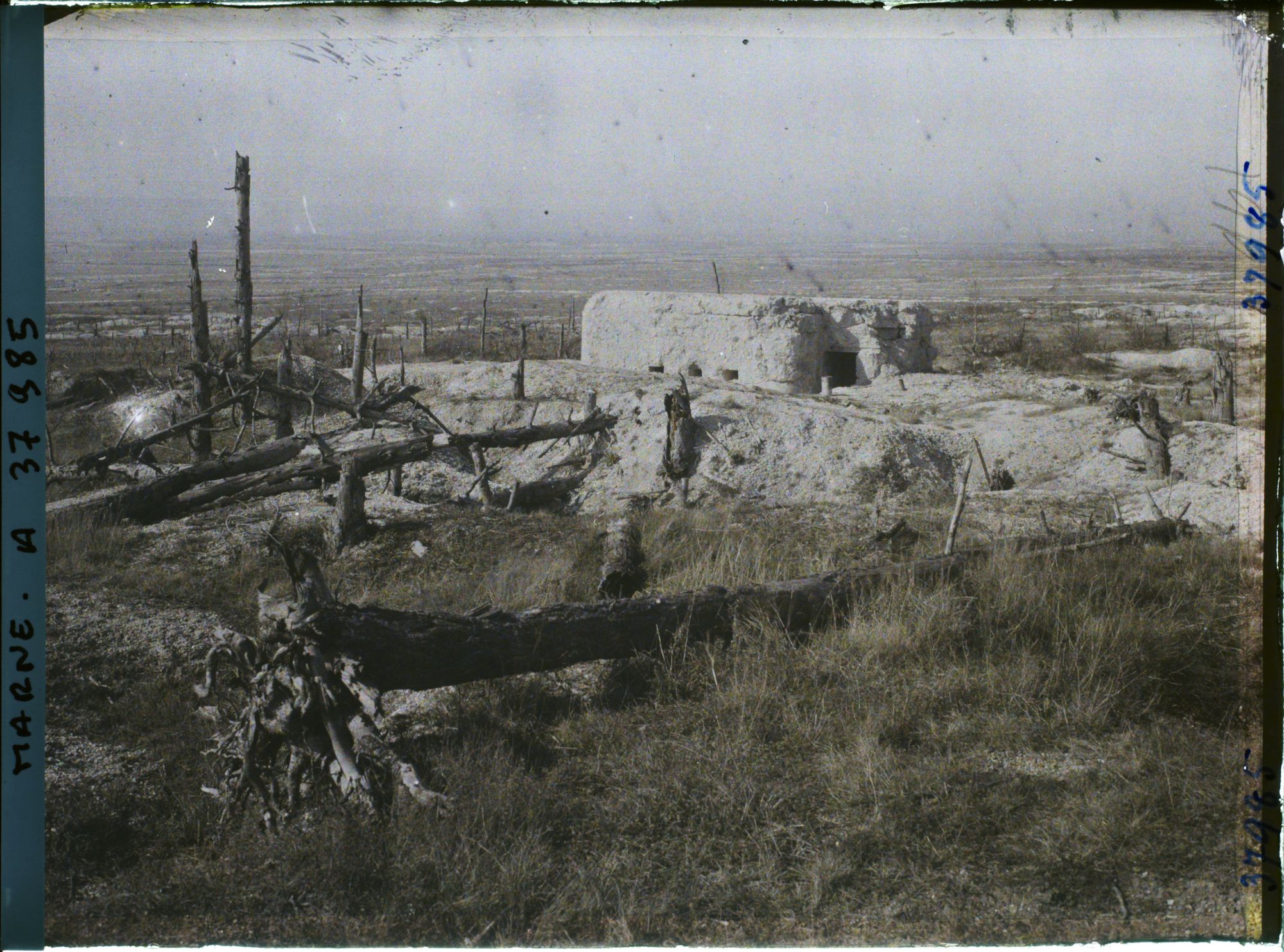 Image représentant France, Mont Cornillet, Pente Sud ; Blockhaus de mitrailleuses Allemand et vue vers la Vallée de la Marne