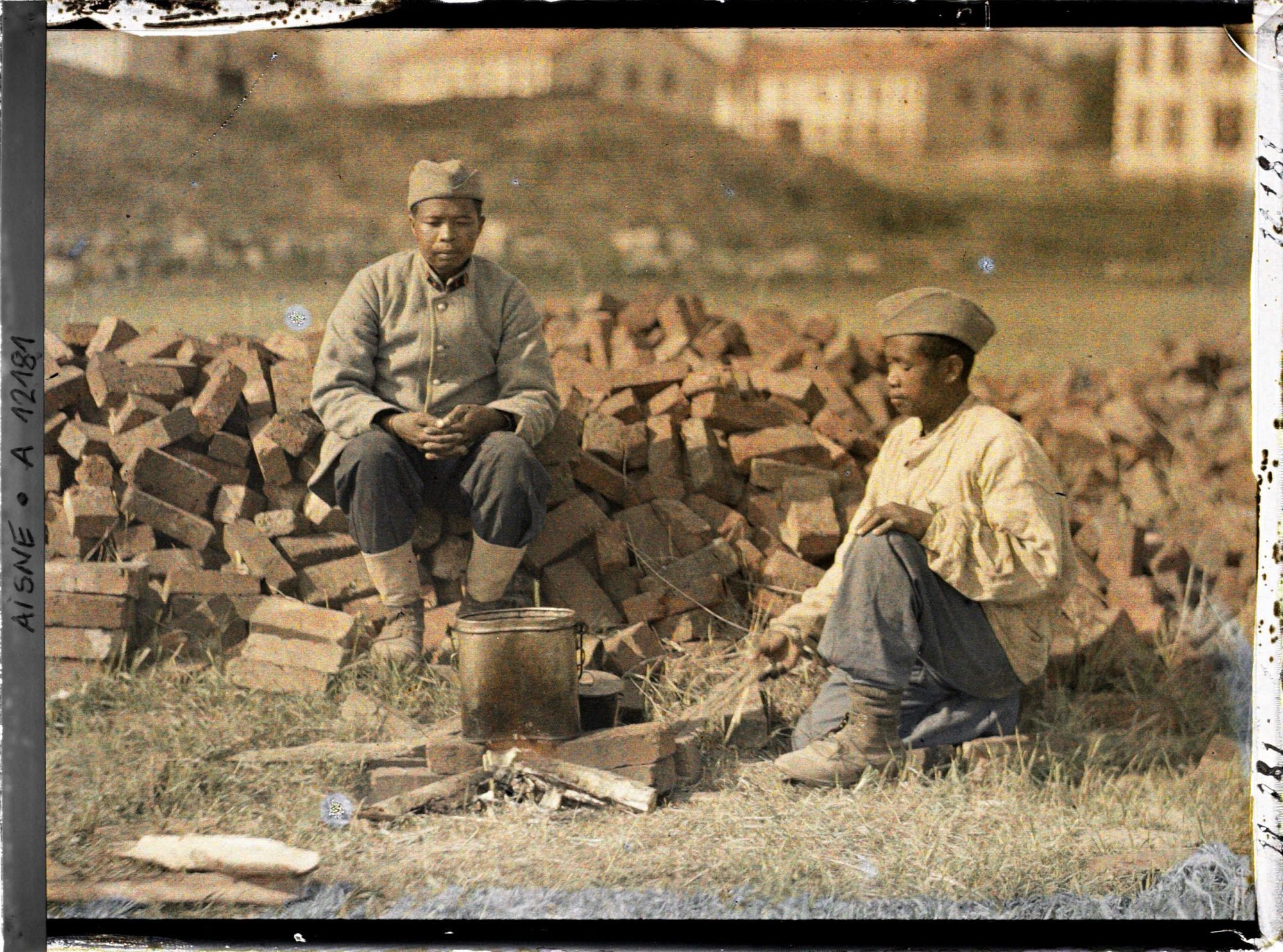 Image représentant Deux soldats coloniaux préparent le repas