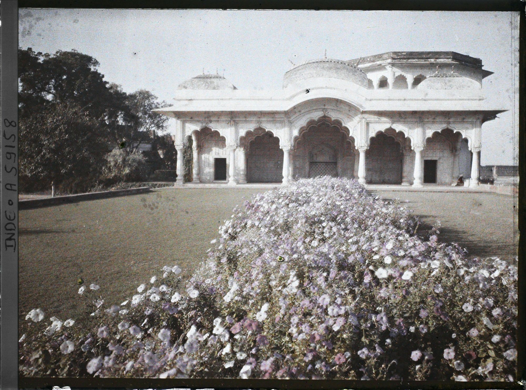 Image représentant Le pavillon de marbre devant la tour de l'Empereur (Shah Burj) dans le fort Rouge (Lal Qila)