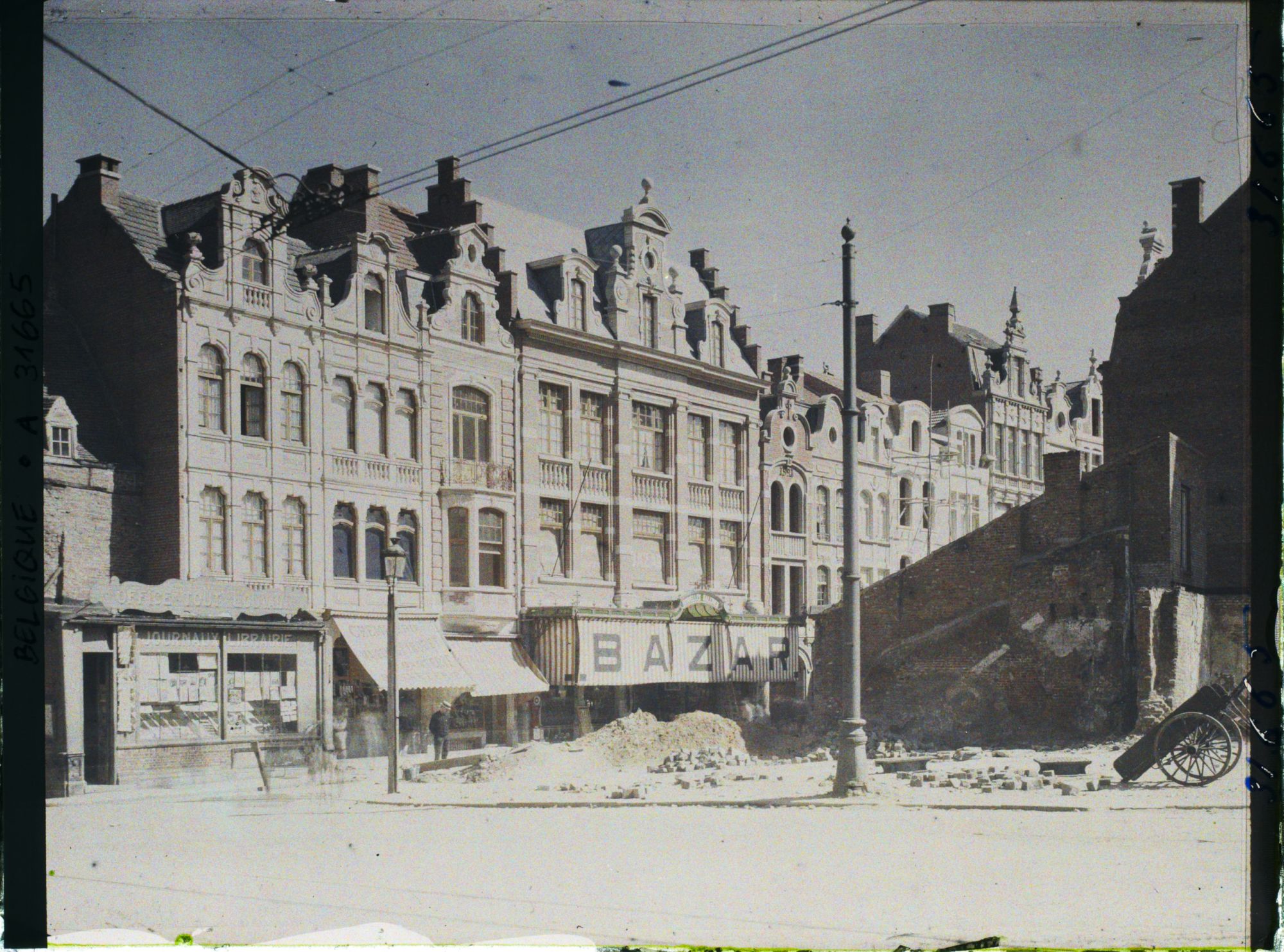 Image représentant Belgique, Louvain, Rue de l'Ouest et maison reconstruite