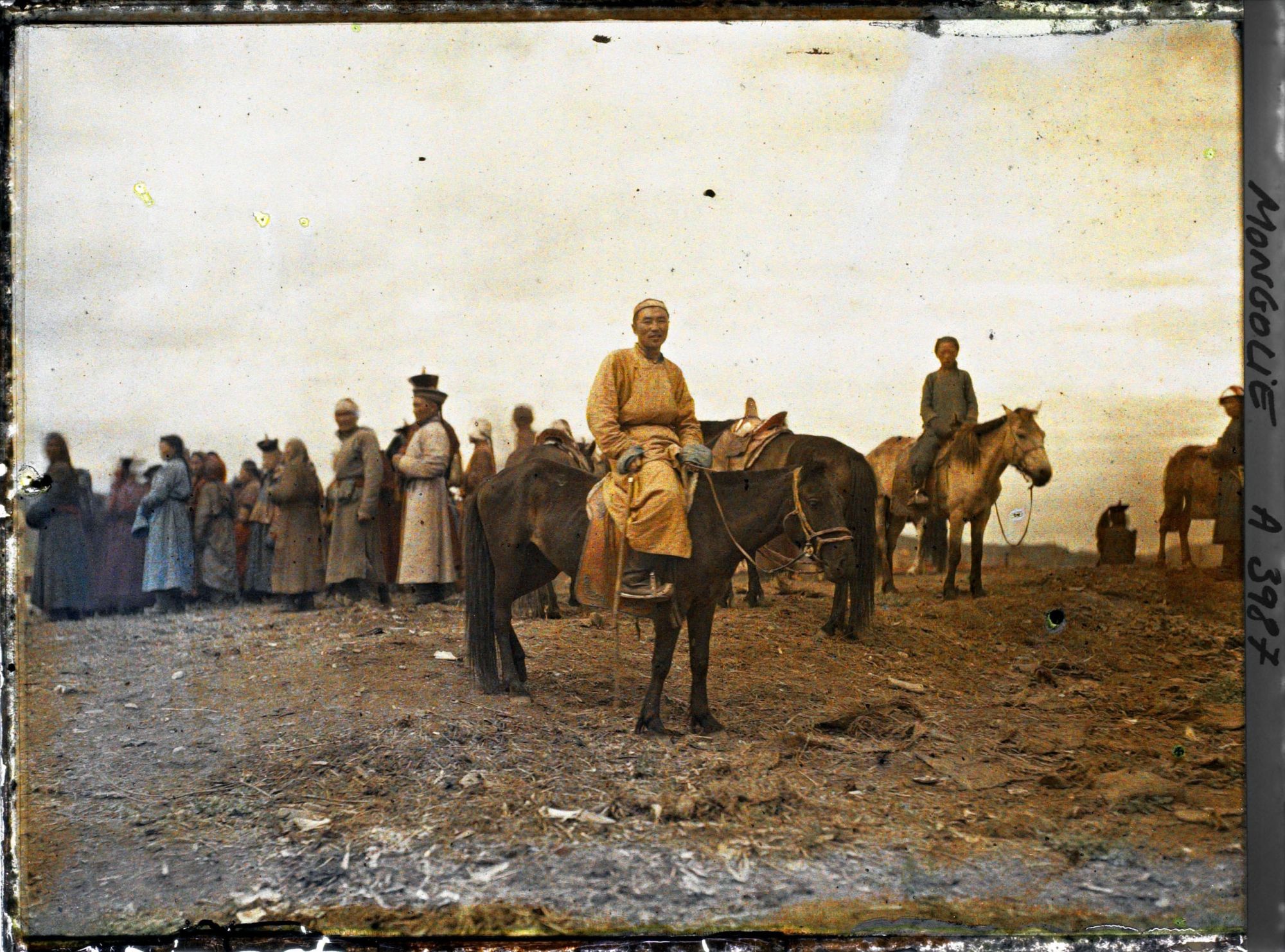 Image représentant Des cavaliers sur la petite éminence qui borde la grande place du marché