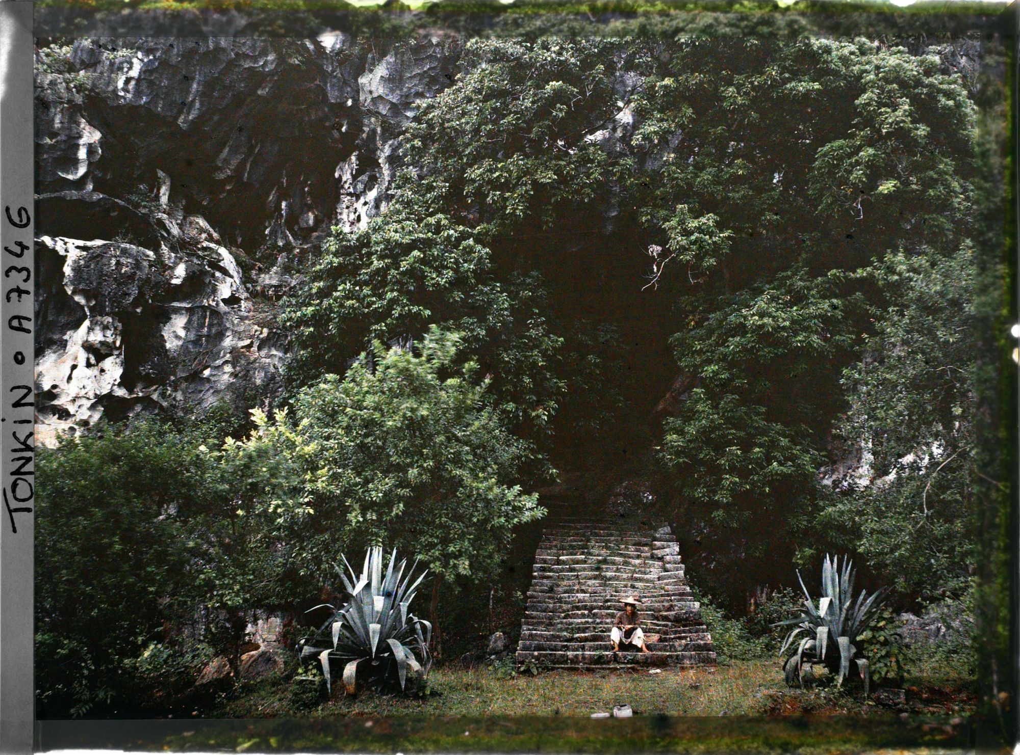 Image représentant L'entrée de la grotte principale des Rochers de Ky-lu'a, abritant un sanctuaire rupestre dédié au culte bouddhique