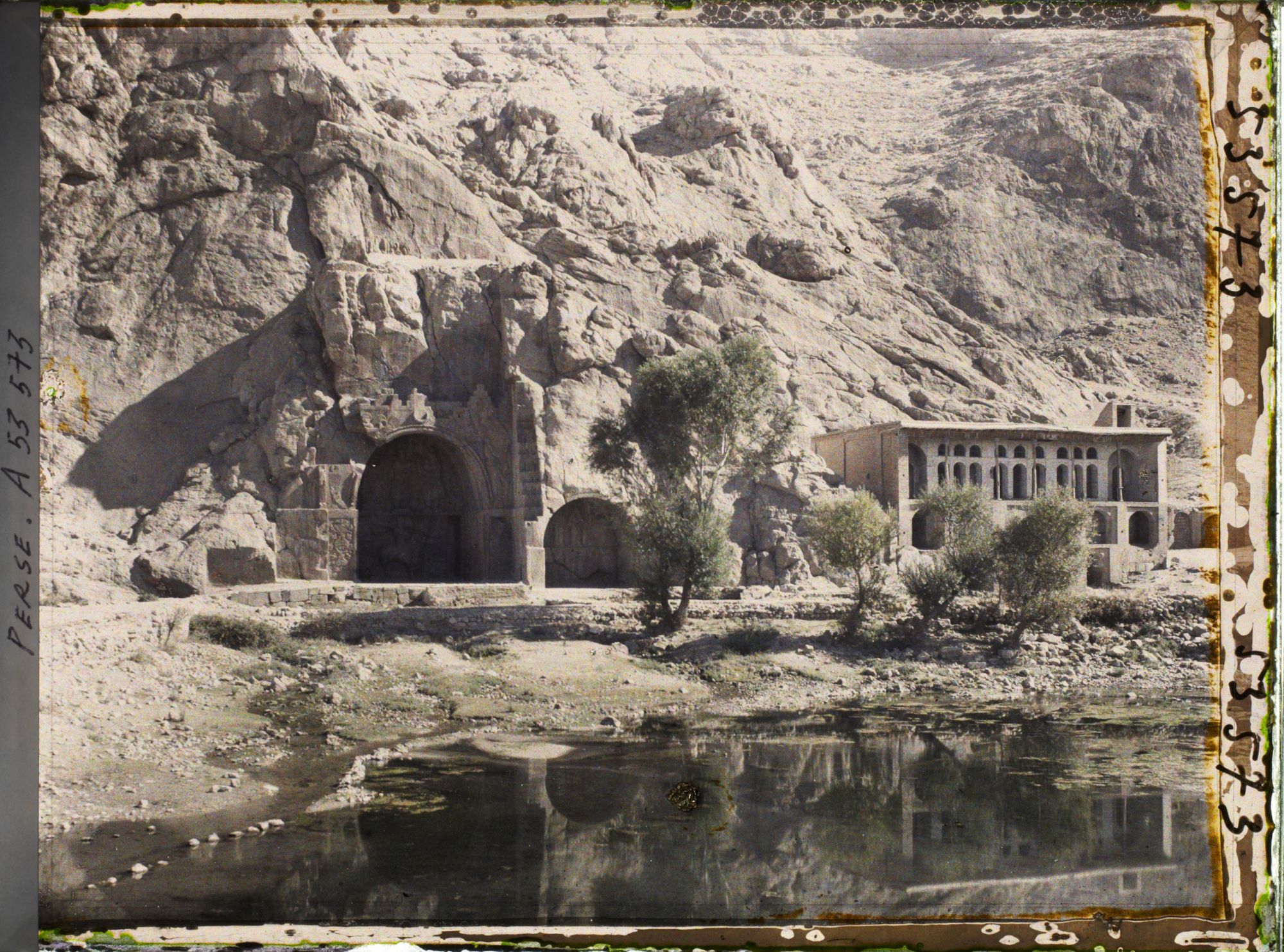 Image représentant Ensemble de grottes d'époque sassanide (IVe au VIe siècle après J.-C.)