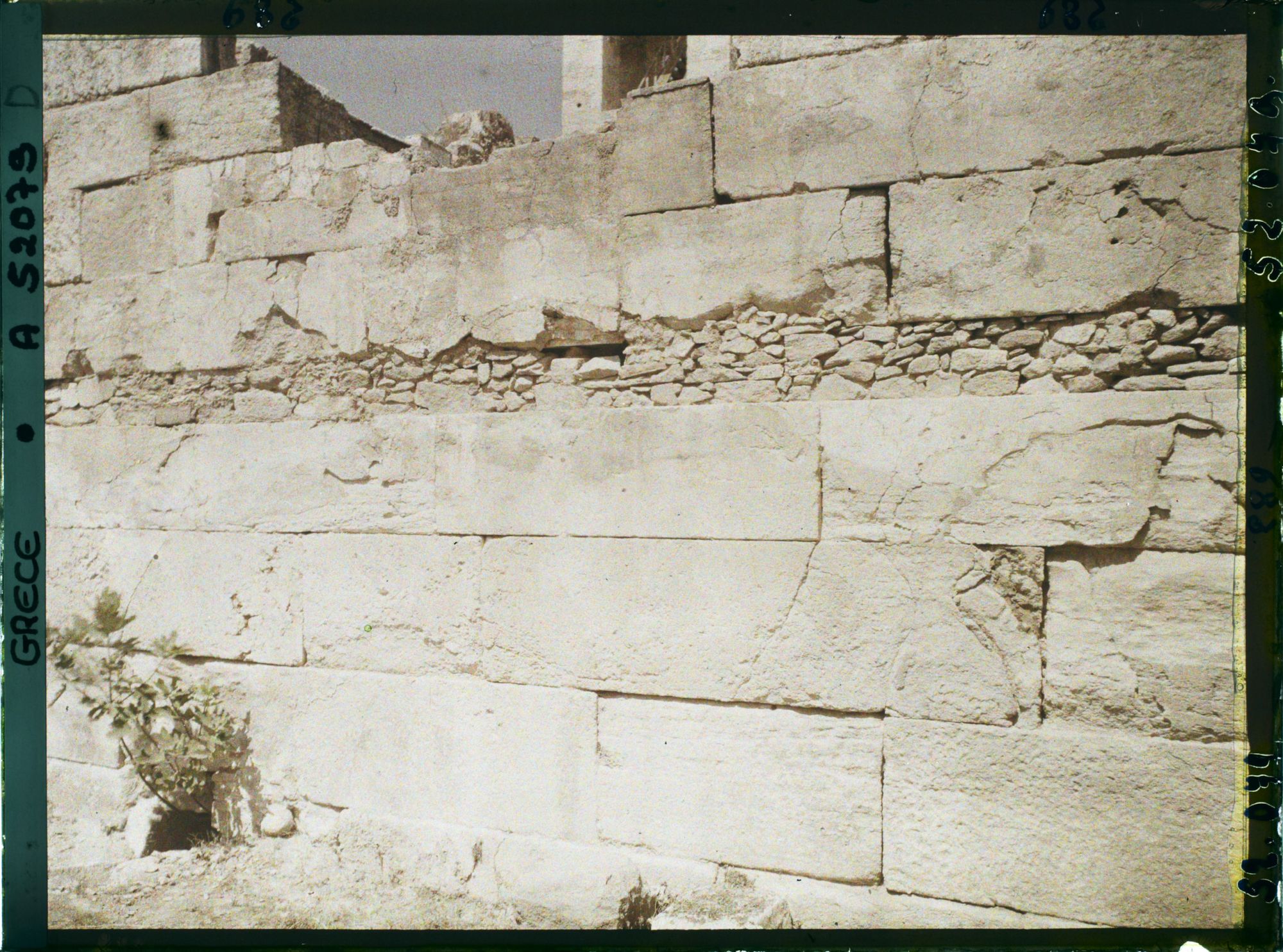 Image représentant Mur orné du symbole sacré de la double hache