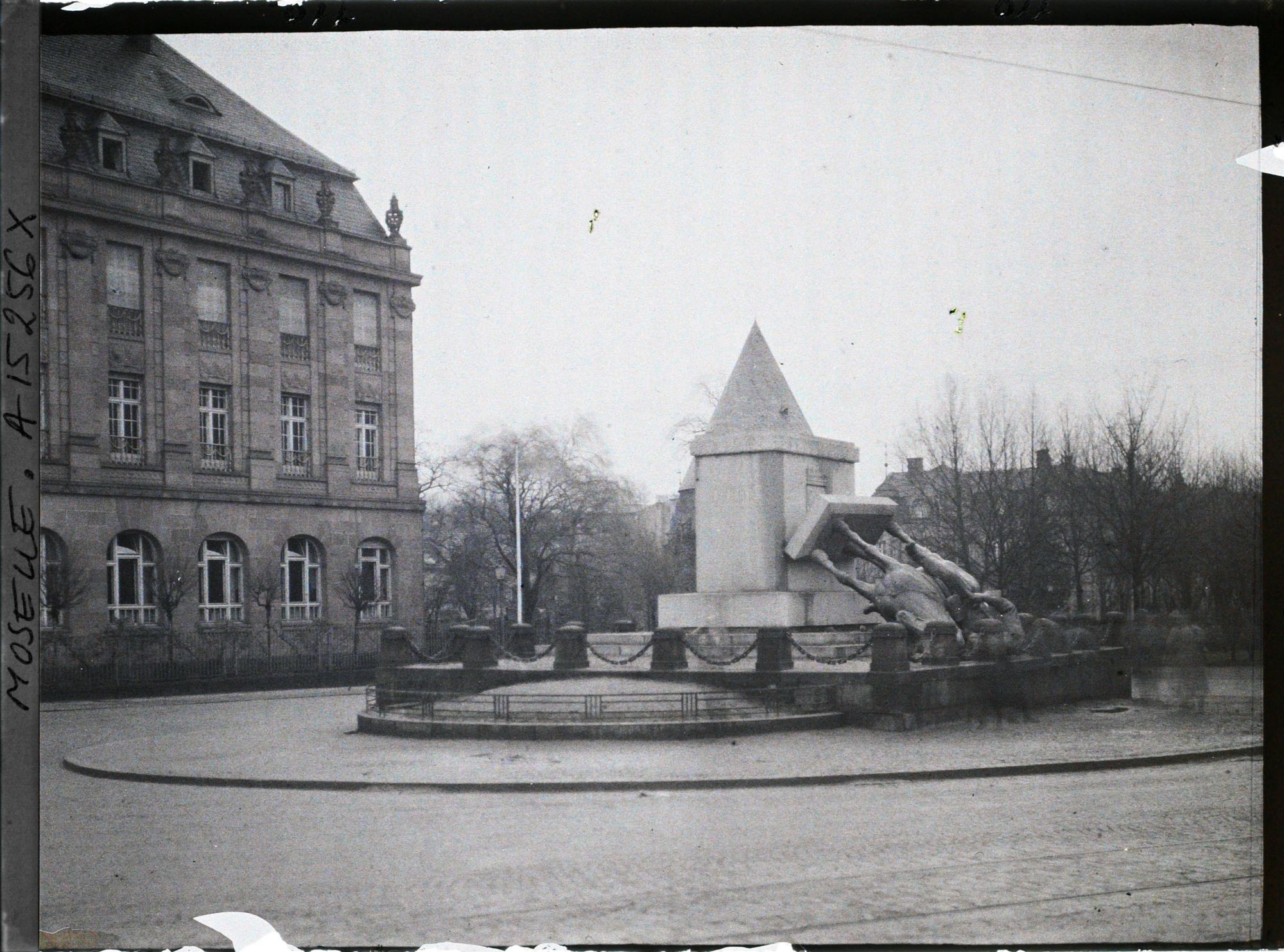 Image représentant La statue de Frédéric III de Prusse (place Raymond Mondon) déboulonnée