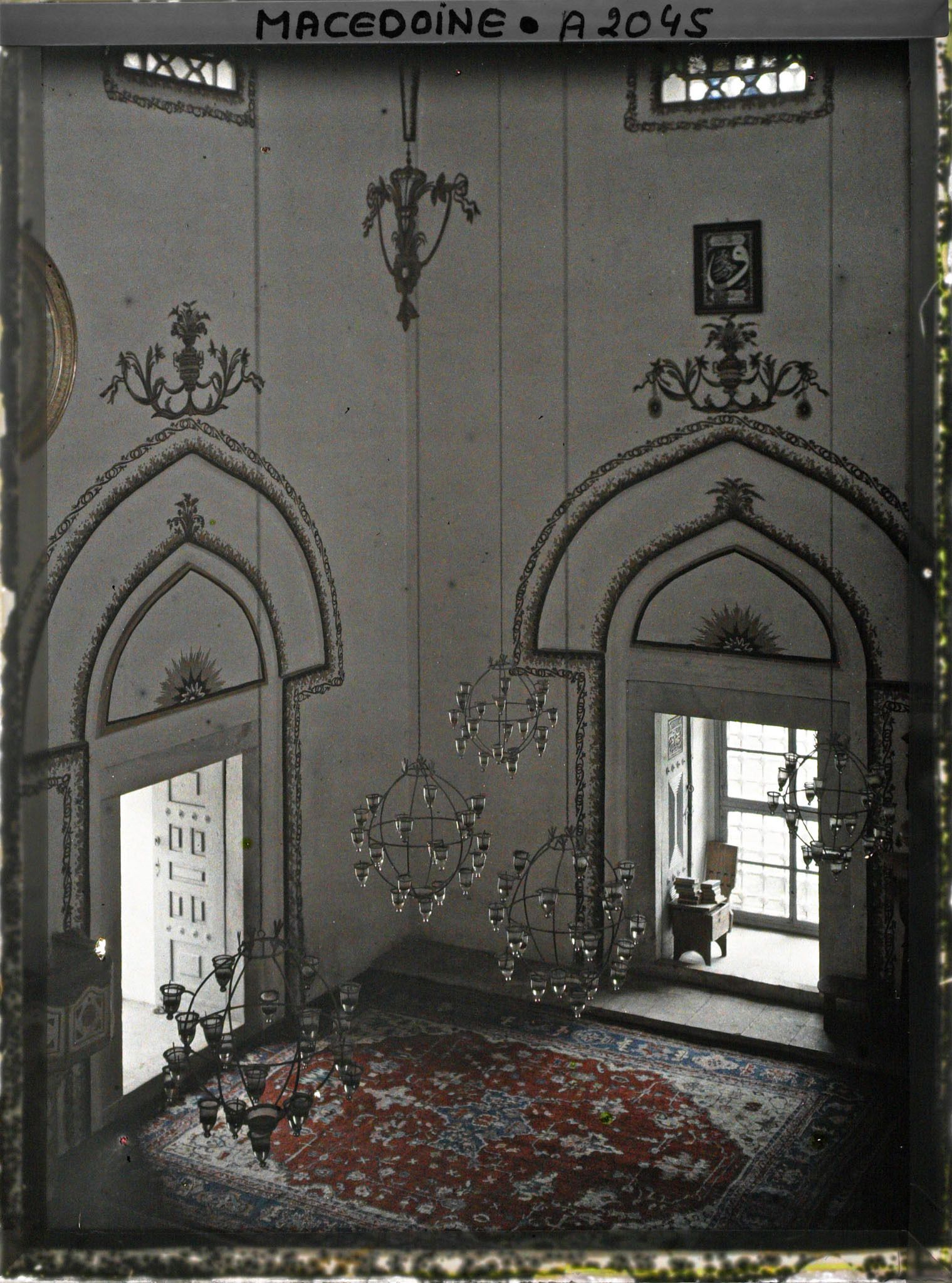 Image représentant Un coin de la mosquée avec les lustres de lampions et le tapis