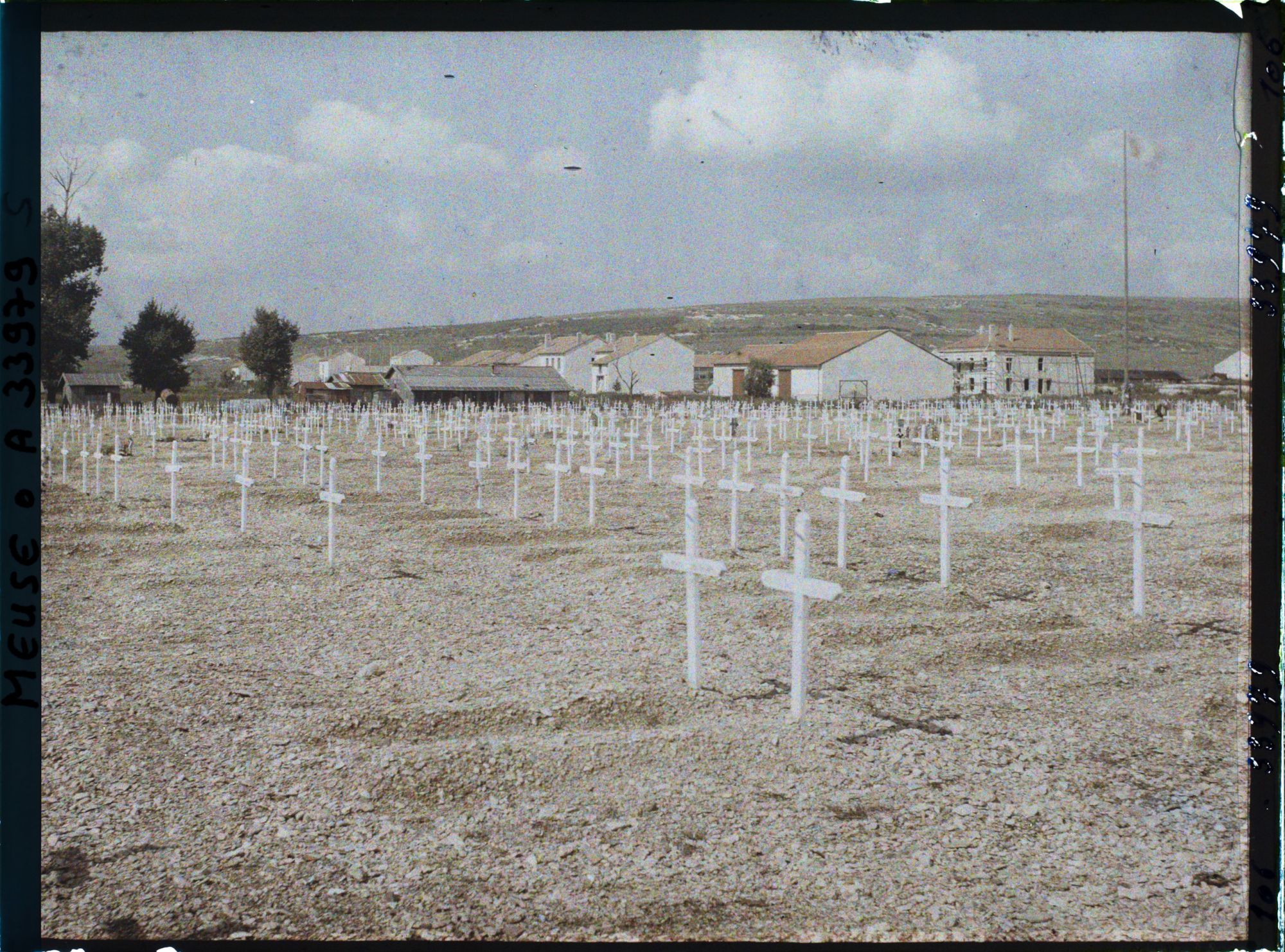 Image représentant France, Bras, Le Cimetière et le Village, reconstructions au fond de la Côte du Poivre