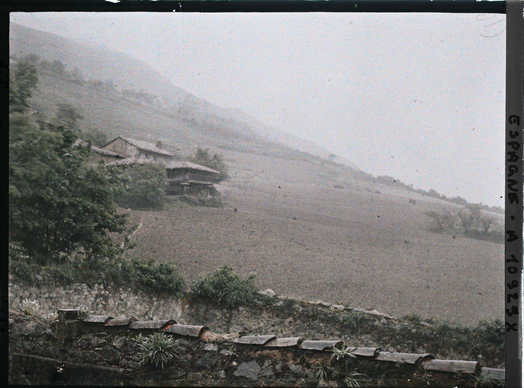 Image représentant Espagne, Près Oviedo, Vue prise du porche de Sta Ma de Noranco s/ les maisons qui sont s/ l'emplact du Palais de Ramiero 1er IXe S.