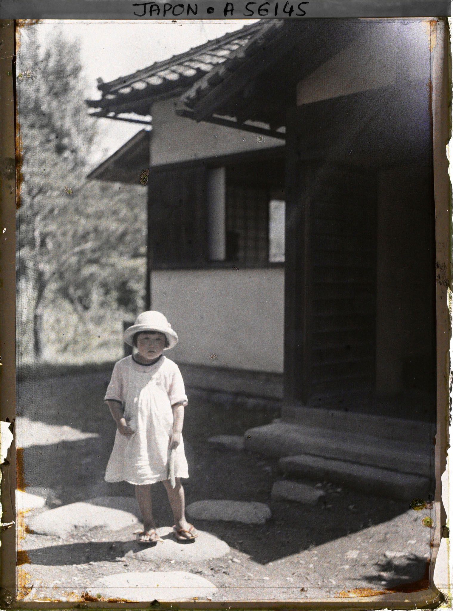 Image représentant Fillette vêtue à l'occidentale