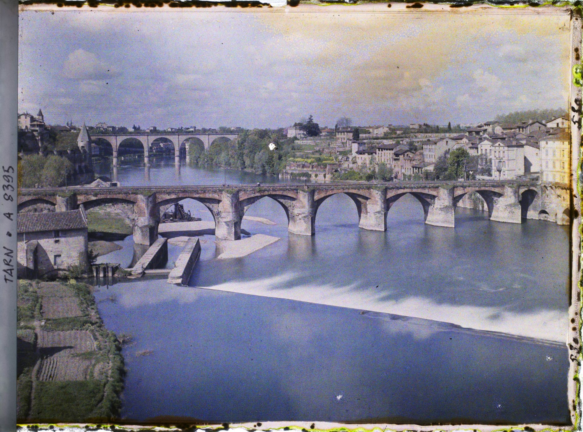 Image représentant Le pont vieux, au second plan le viaduc ferroviaire