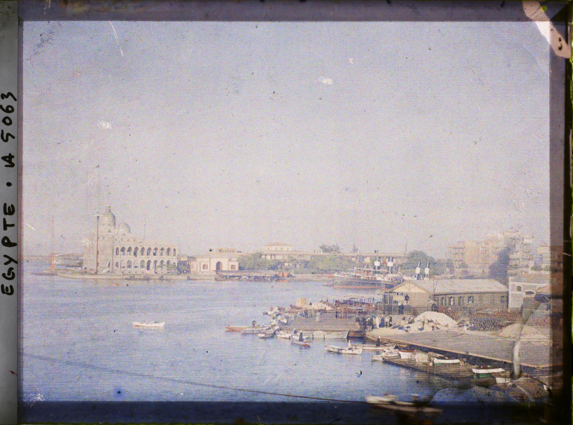 Image représentant Le port de Port-Saïd et les bureaux de la compagnie du canal de Suez