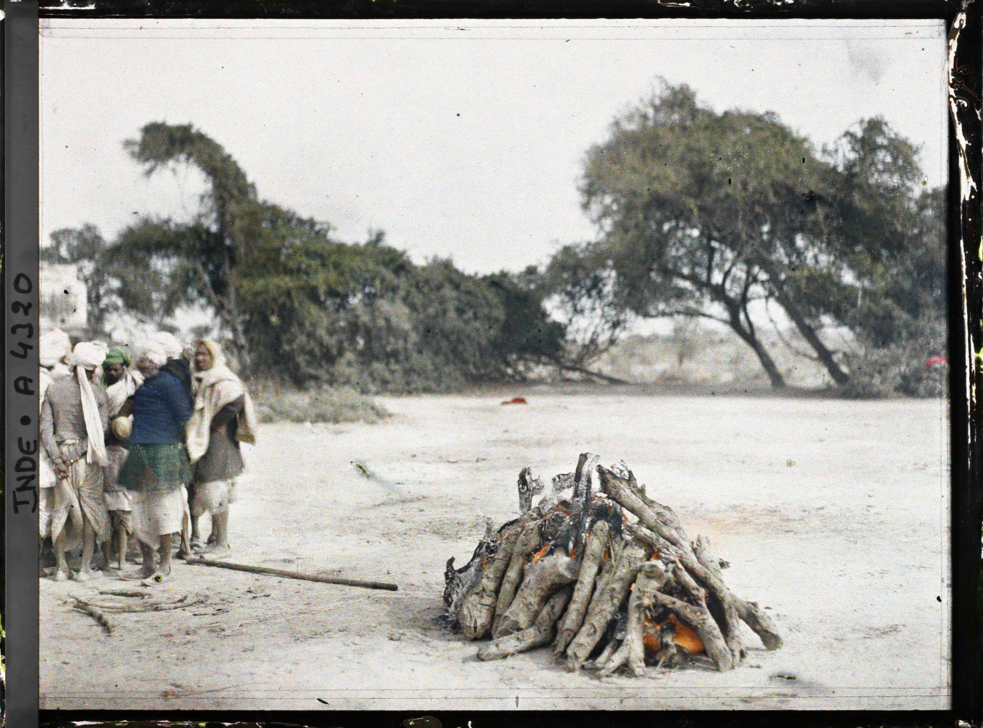 Image représentant Un bûcher funéraire (le combustible utilisé ici étant le bois)
