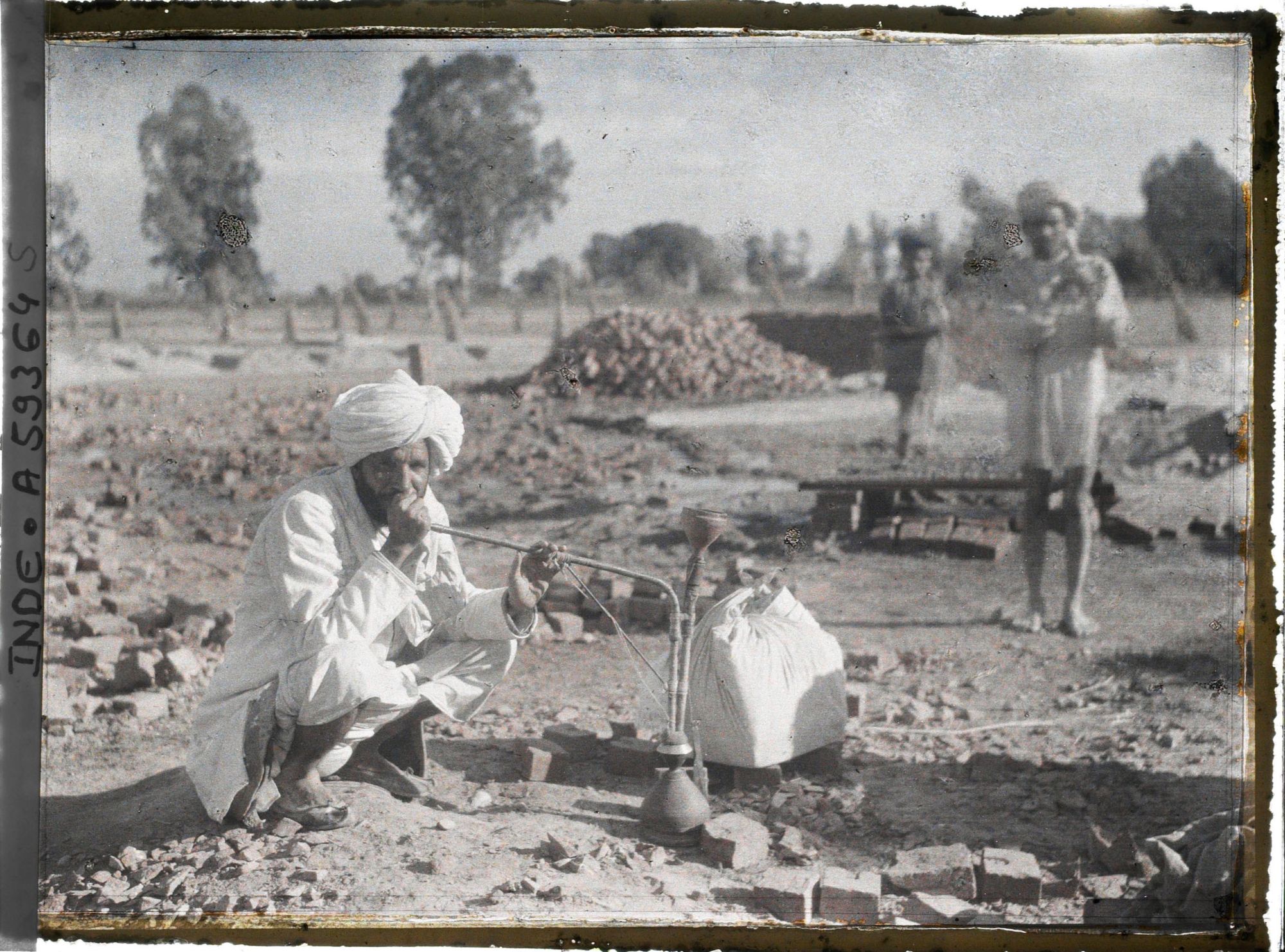 Image représentant Un fumeur de pipe à eau (houka)