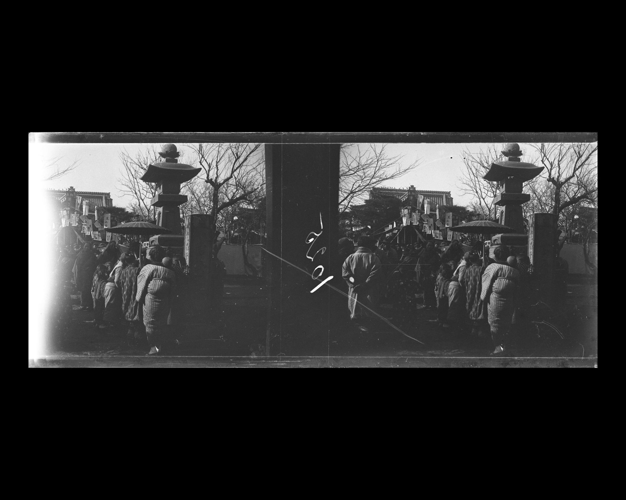 Image représentant Foule à l'entrée d'un sanctuaire shinto