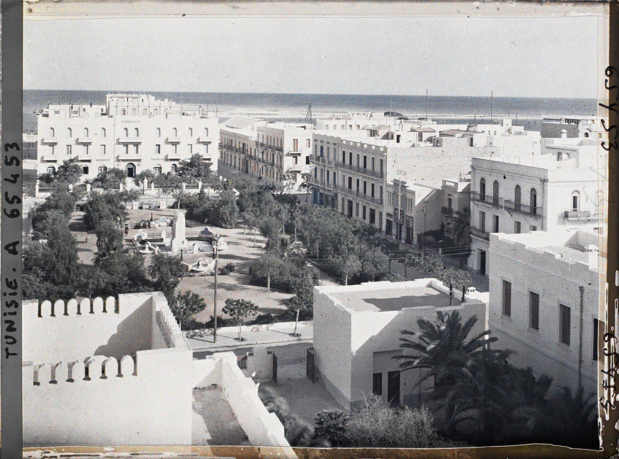 Image représentant La place Paul Bourde vue depuis la terrasse de l'Hôtel de ville