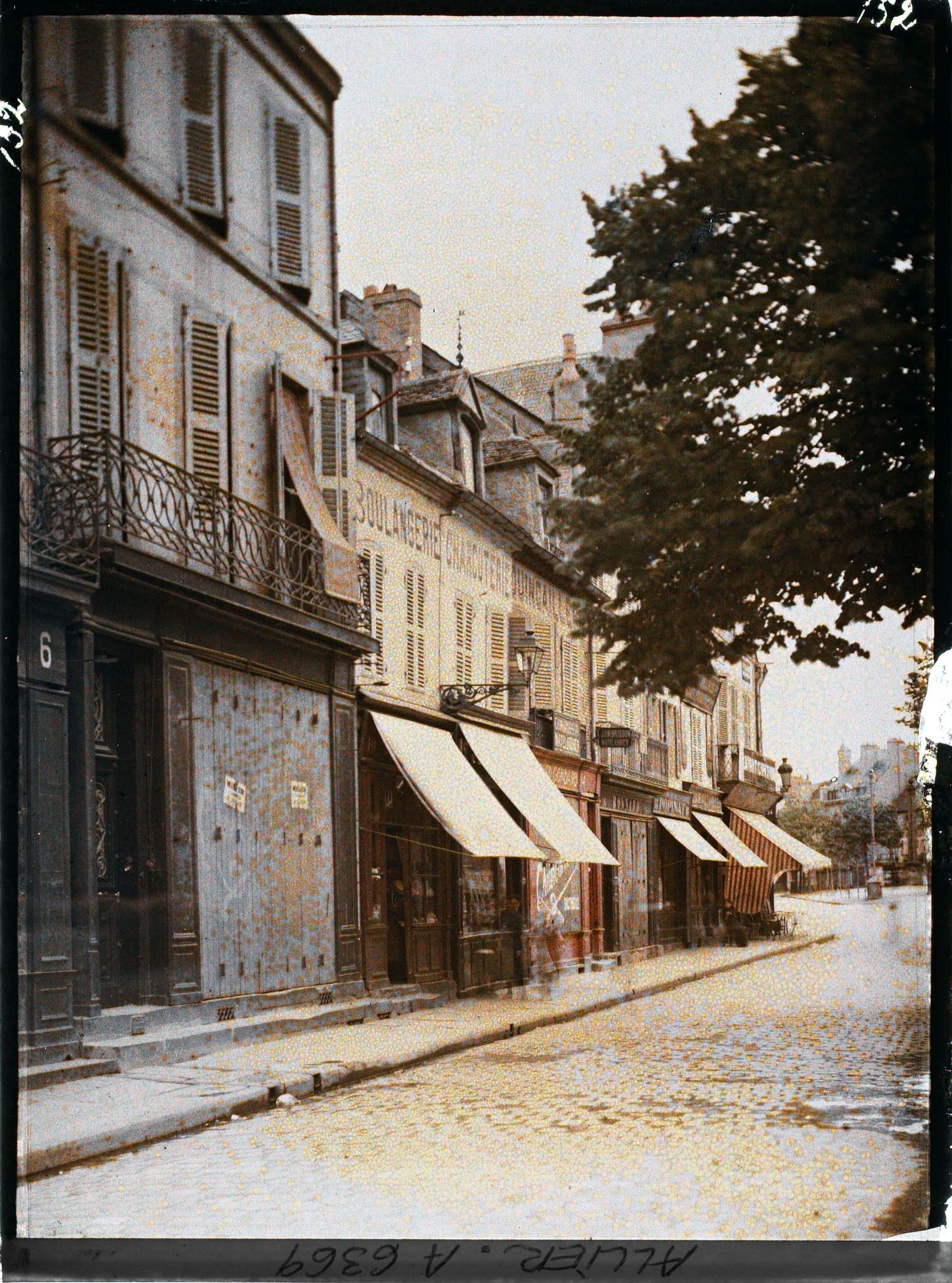 Image représentant Une rue menant à la place d'Allier