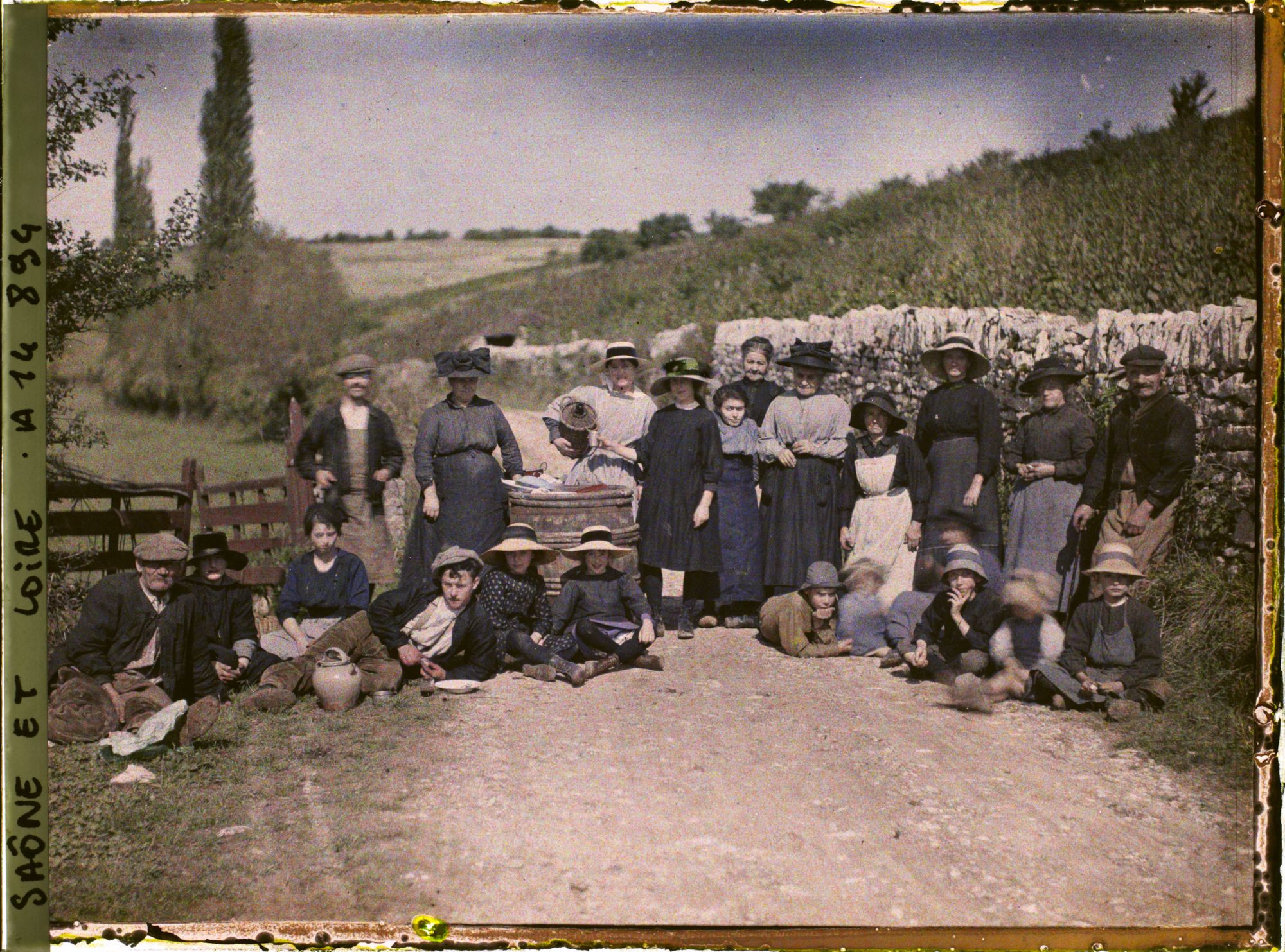 Image représentant Groupe de vendangeurs sur le chemin de la Culasse