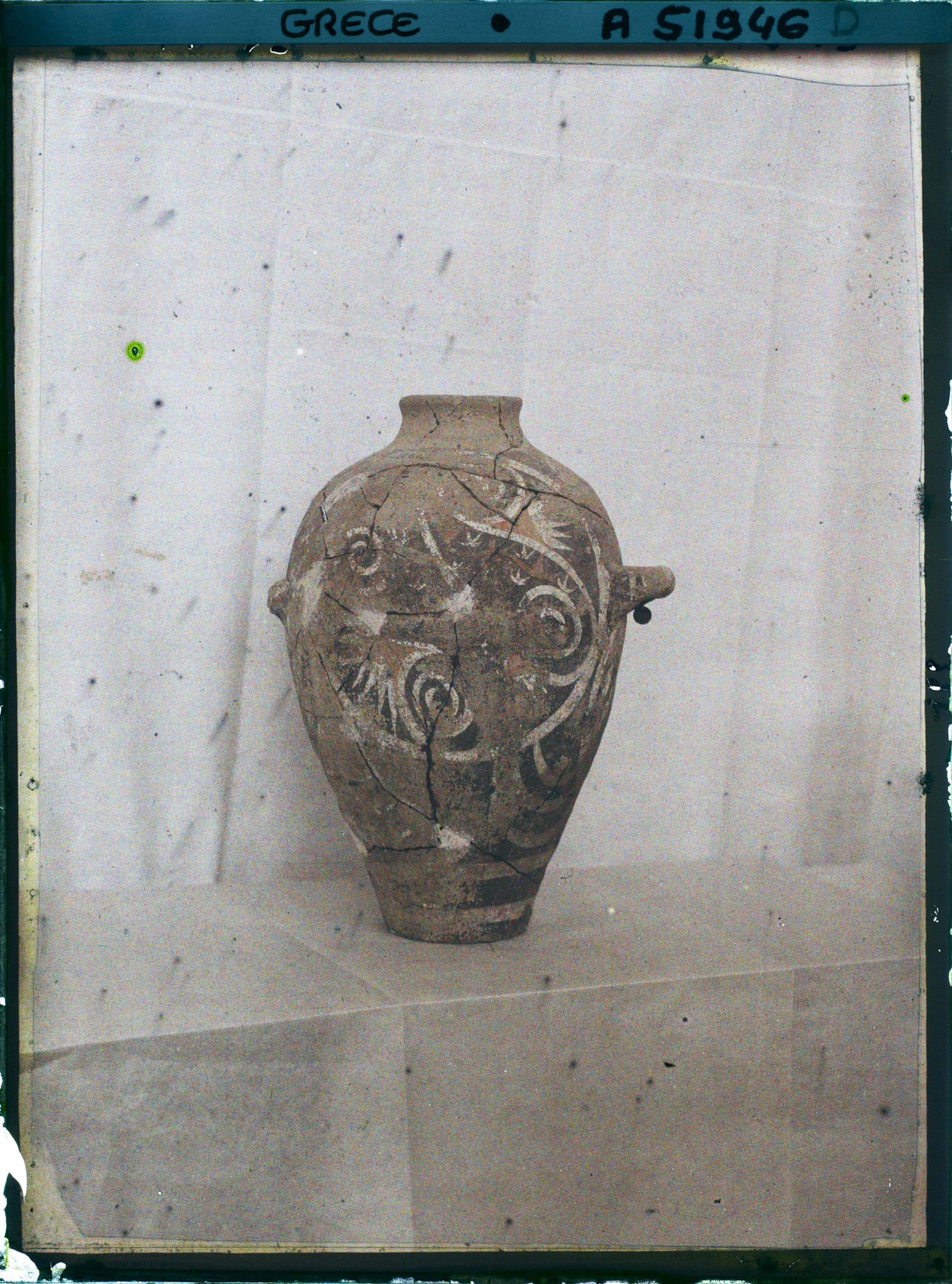 Image représentant Musée archéologique - Amphore à anses ornée de motifs (spirales...) peints en noir et blanc en style de Kamarès et provenant de Phaïstos