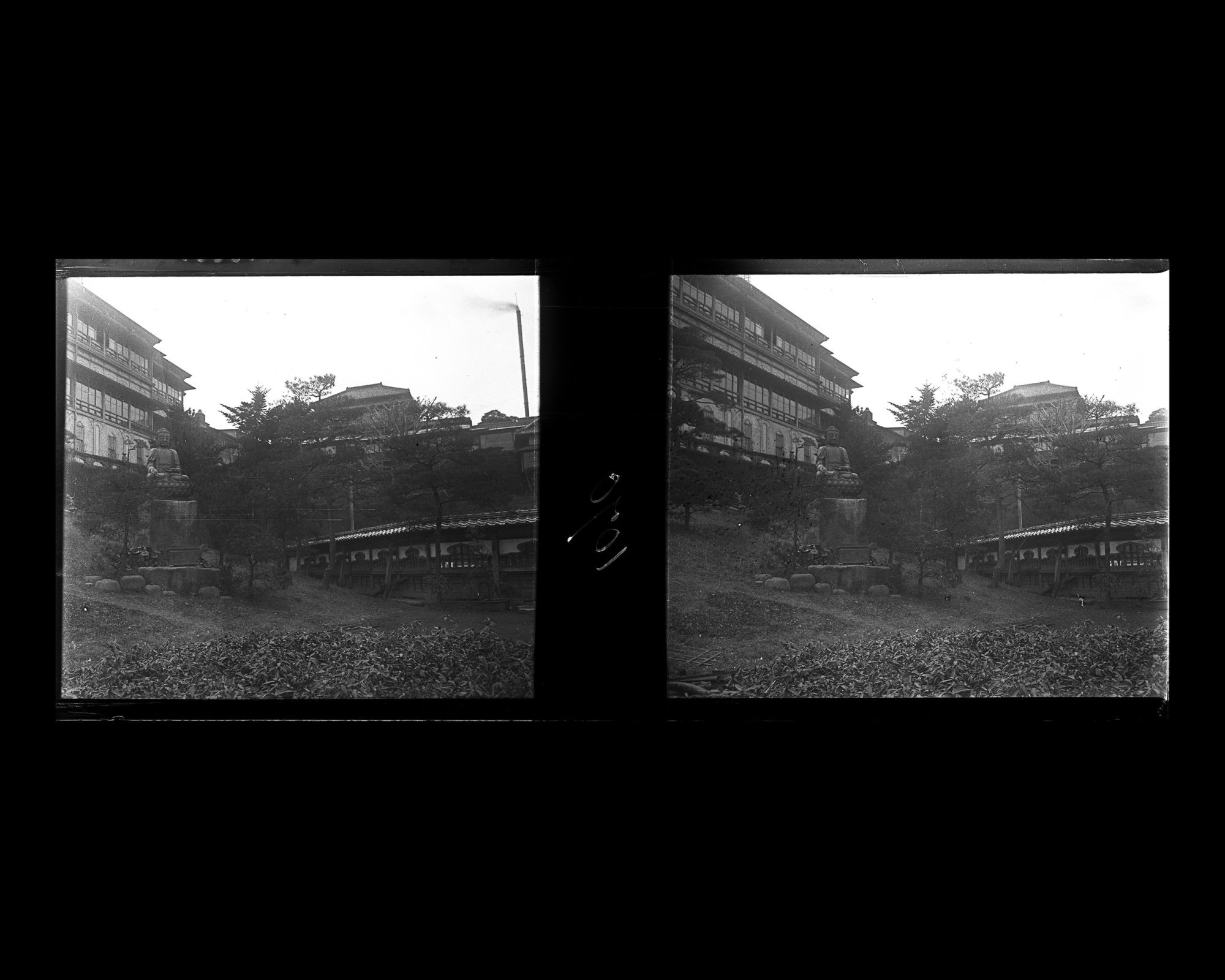 Image représentant Un aspect du jardin de Monsieur Okura avec un bouddha