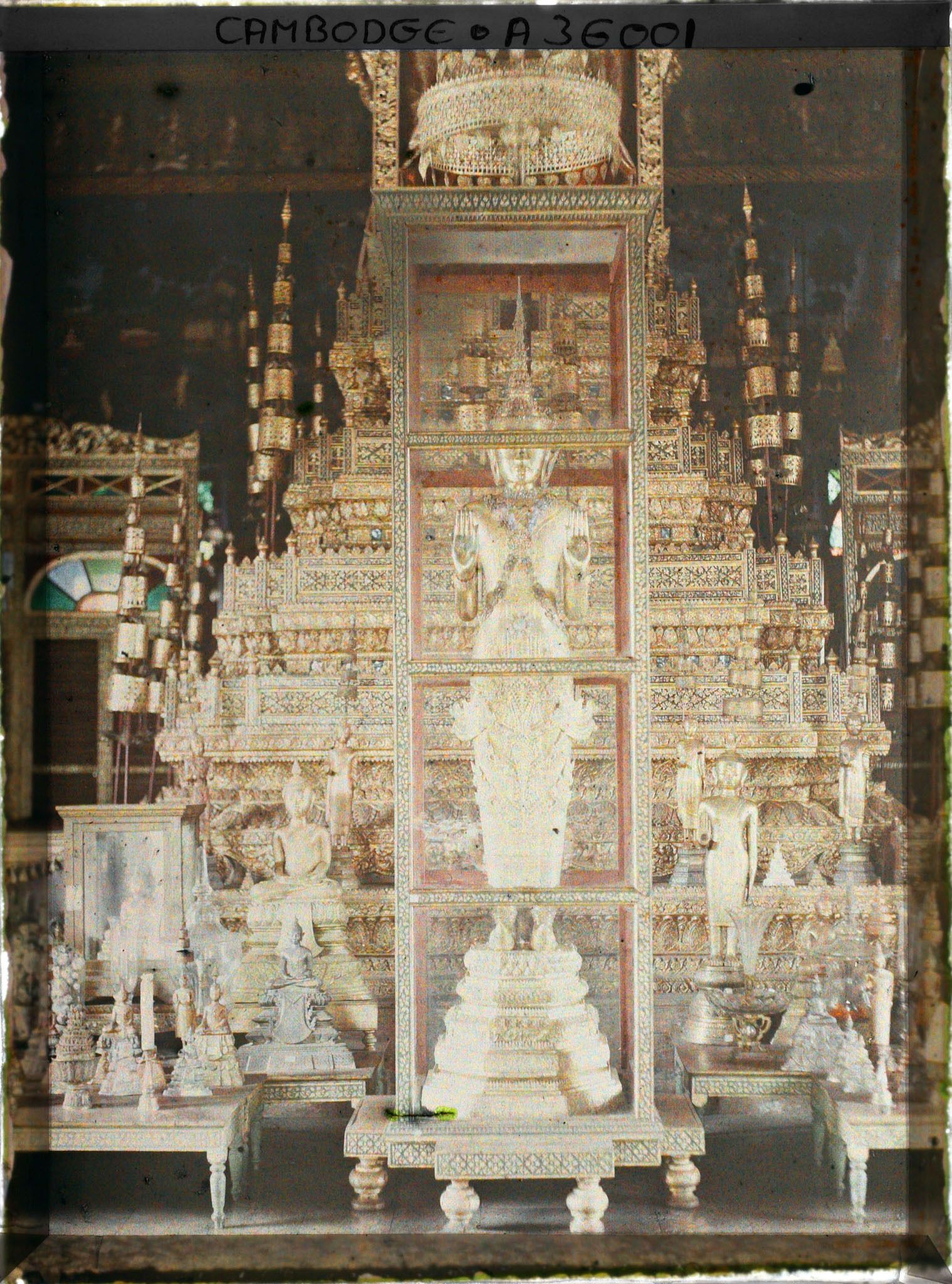Image représentant Le " Bouddha d'or " devant l'autel de la pagode royale Vat Prah-keo (" Pagode du Bouddha d'Emeraude "), dite " pagode d'argent "