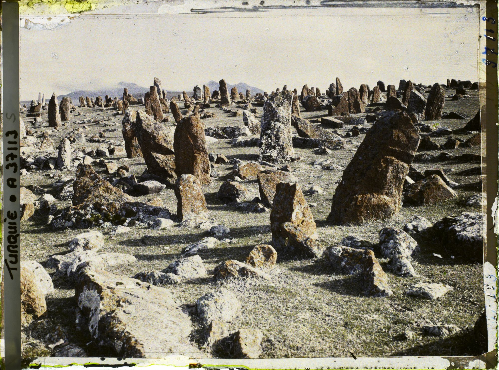 Image représentant Fragments de roches faisant office de pierres tombales dans l'un des cimetières entourant la ville