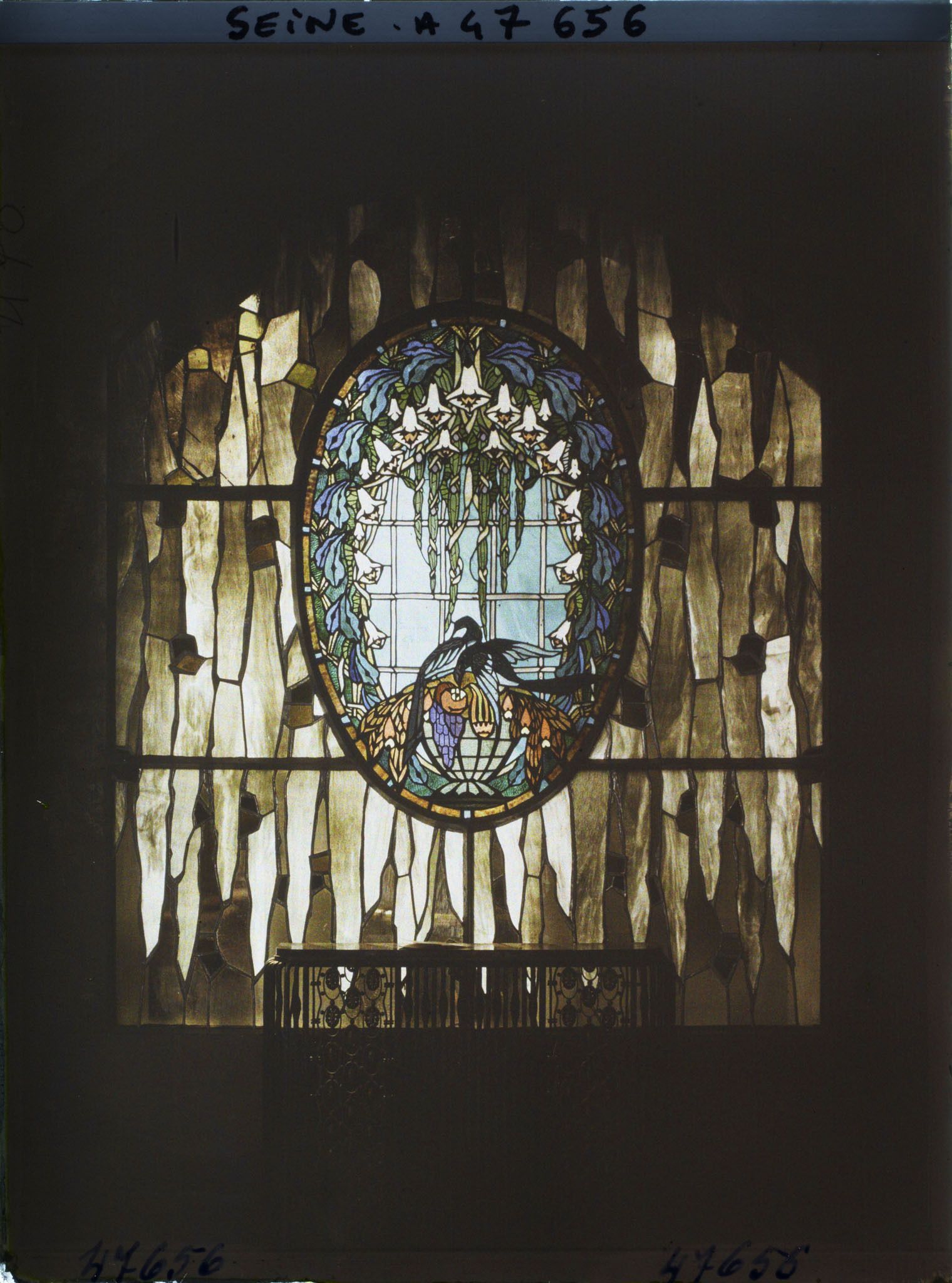 Image représentant L'Exposition des arts décoratifs, Maison des architectes diplomés, vitrail de Jacques Grüber