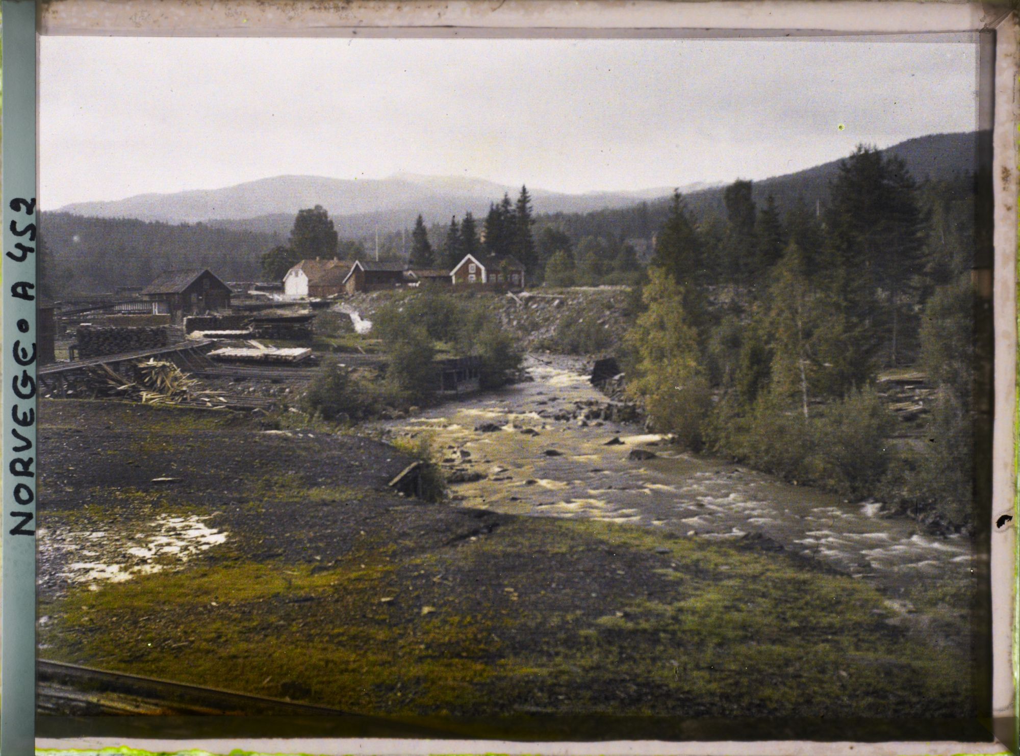Image représentant Paysage avec scierie près d'un cours d'eau