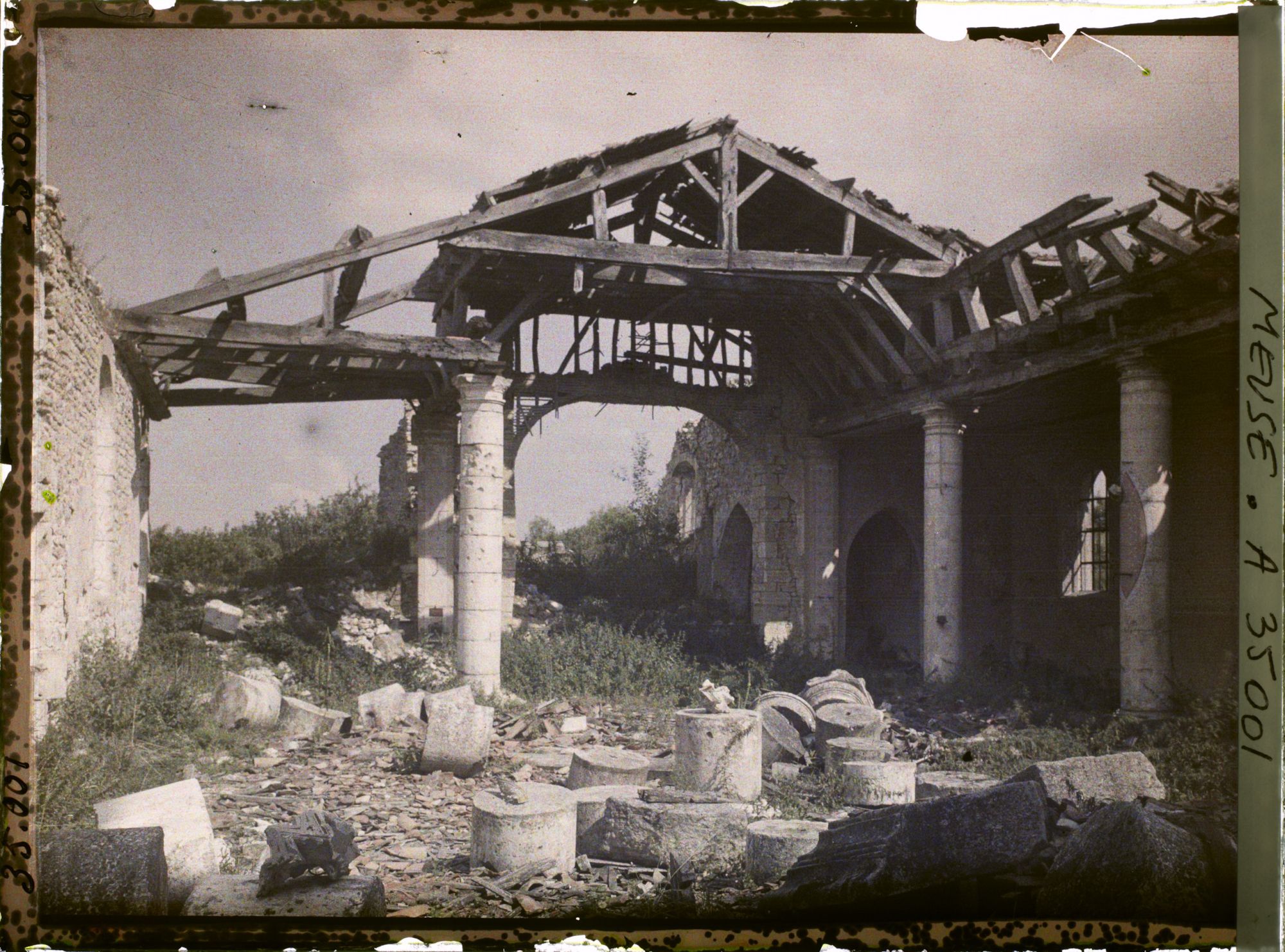 Image représentant France, Aubreville (Meuse), Vue intérieure des ruines de l'Eglise