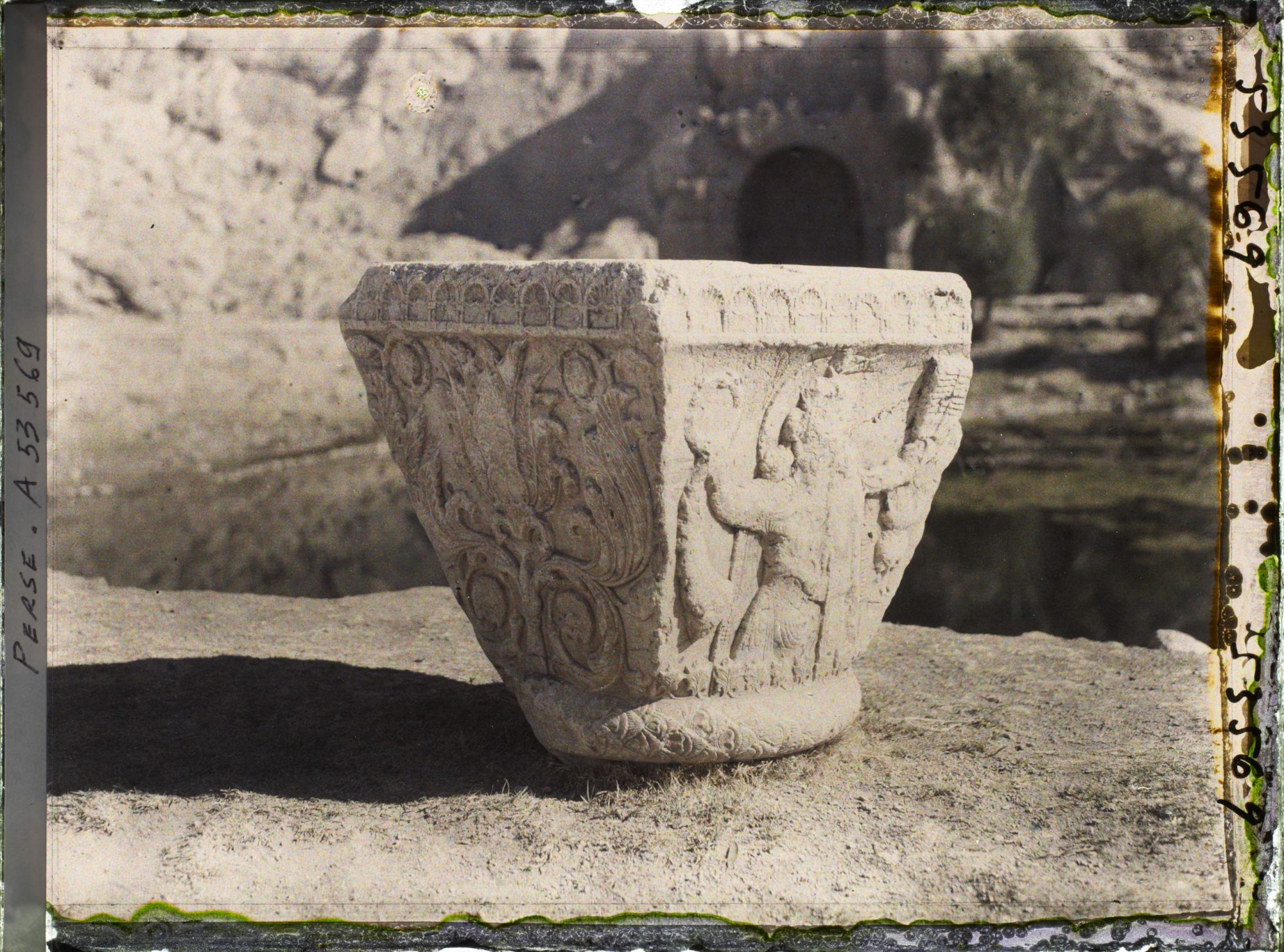 Image représentant Chapiteau sassanide exposé dans le jardin aménagé devant les grottes (déesse Anahita ou dieu Mithra ?)