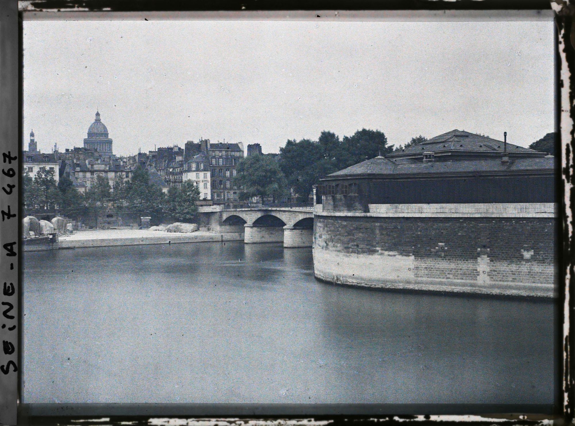 Image représentant Le pont de l'Archevêché et la Morgue