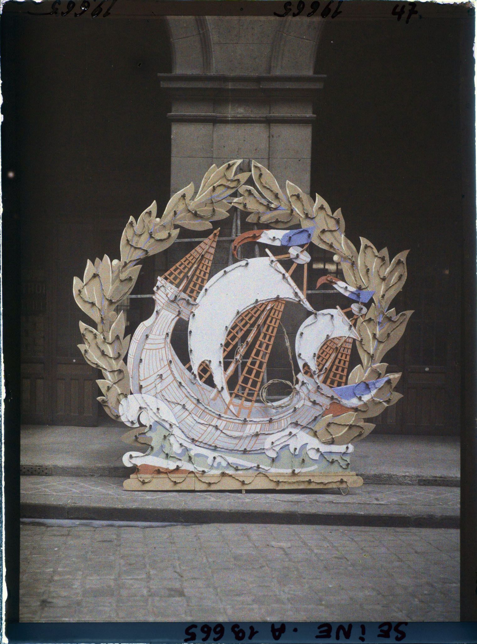 Image représentant L'emblème de Paris, élément de décoration pour les fêtes de la Victoire des 13 et 14 juillet 1919