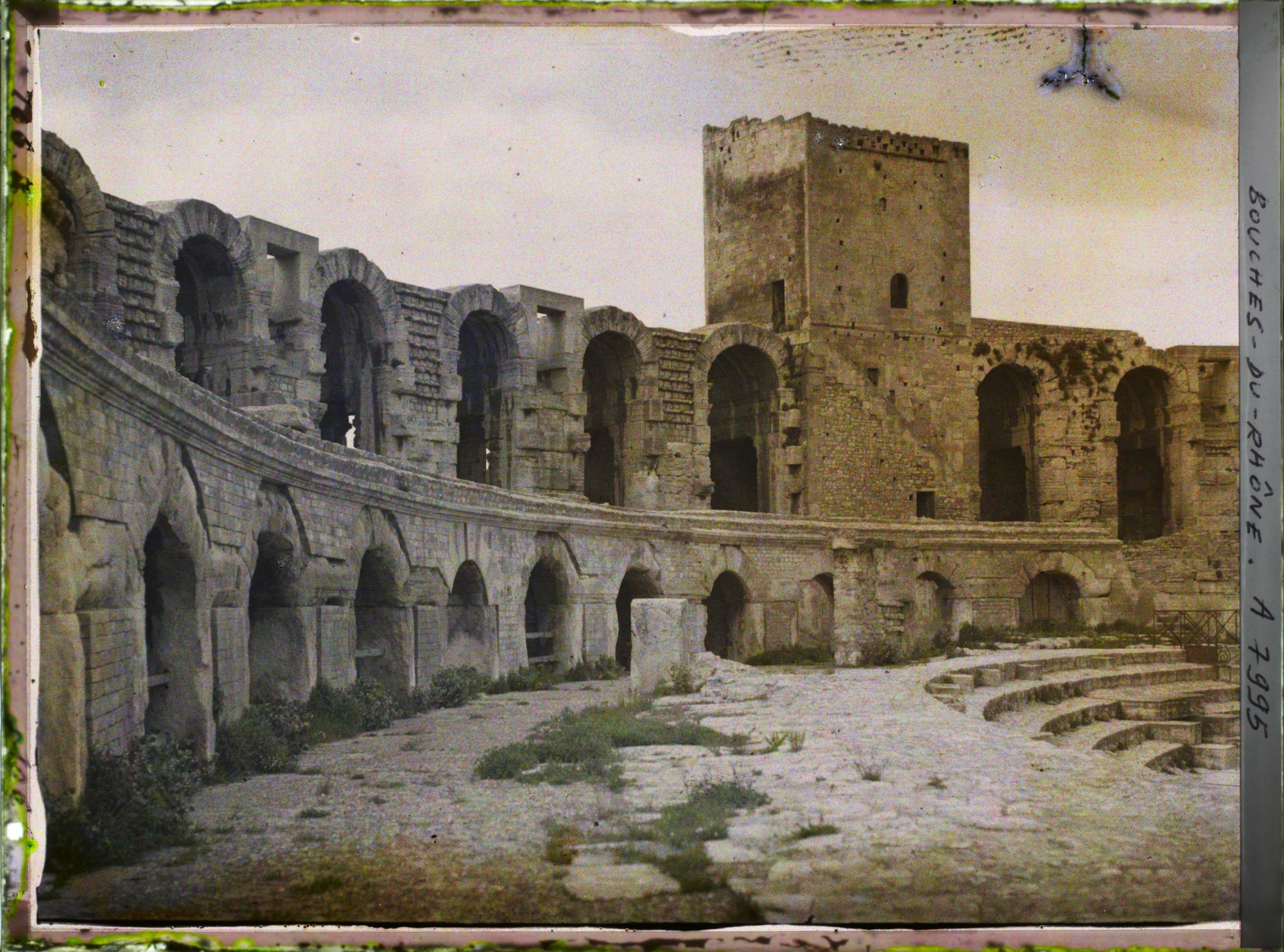 Image représentant Dans l'amphithéâtre romain dit Arènes, au pied de la tour Sarrasine