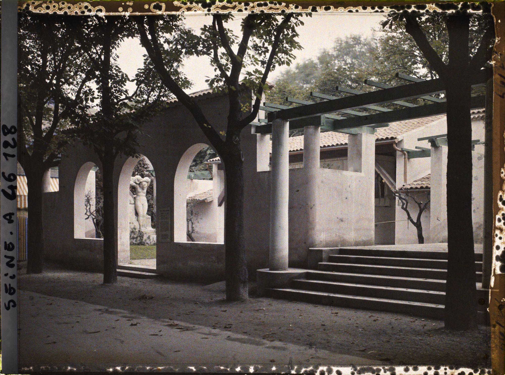 Image représentant L'Exposition des arts décoratifs, Pavillon de Provence, sur le cours la Reine