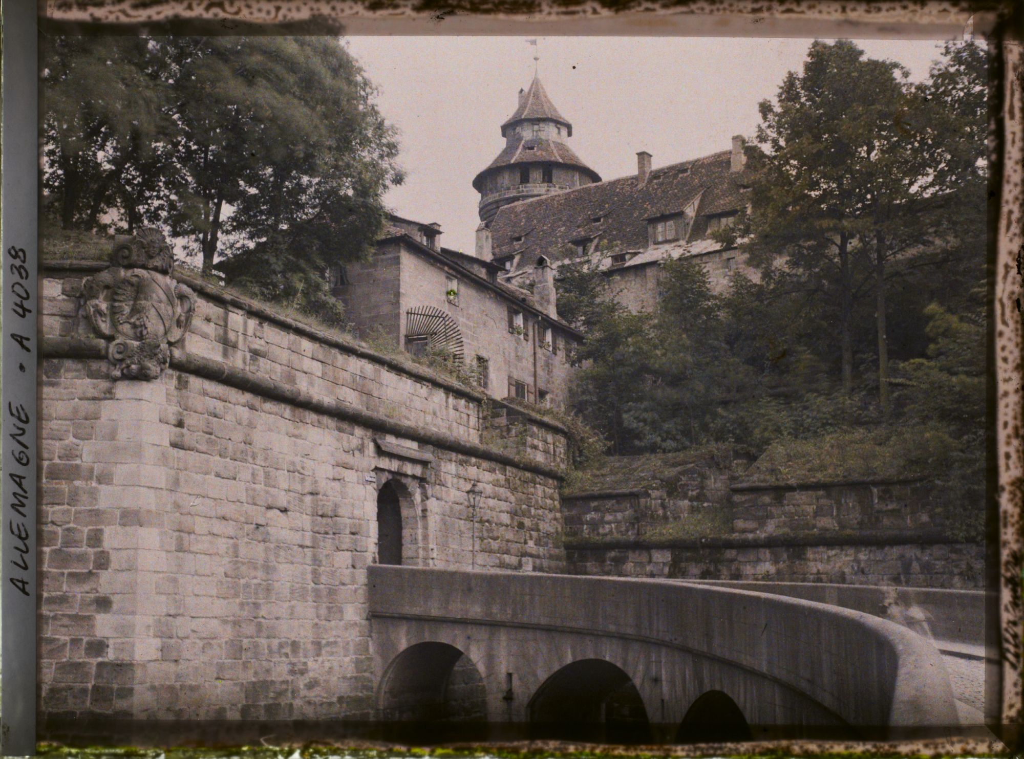 Image représentant Le bastion et la porte Vestnertor, entrée occidentale du Kaiserburg, le château impérial