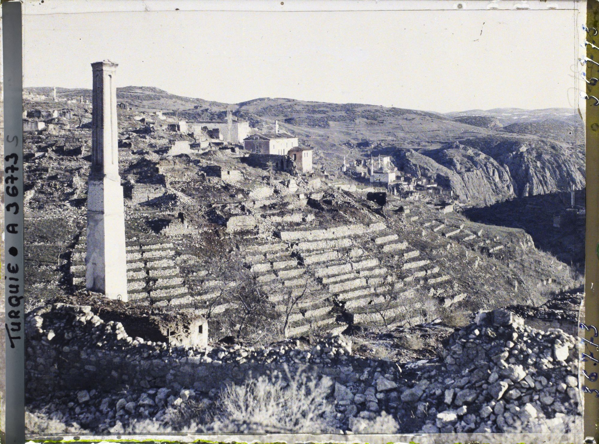 Image représentant Panorama sur une pente aménagée en terrasse et des bâtiments la surplombant