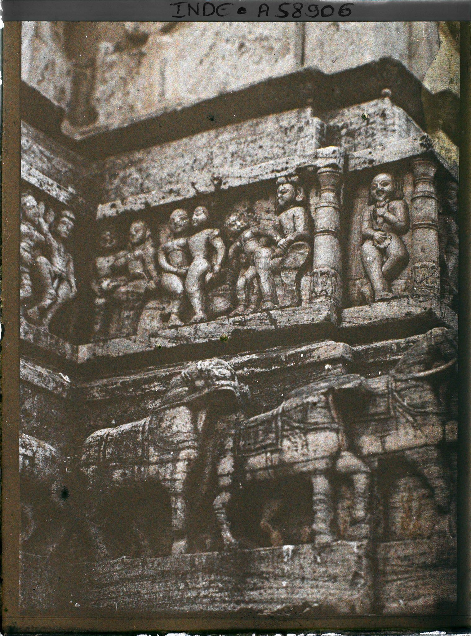 Image représentant Haut-reliefs sur le sikhara du temple Jagdish