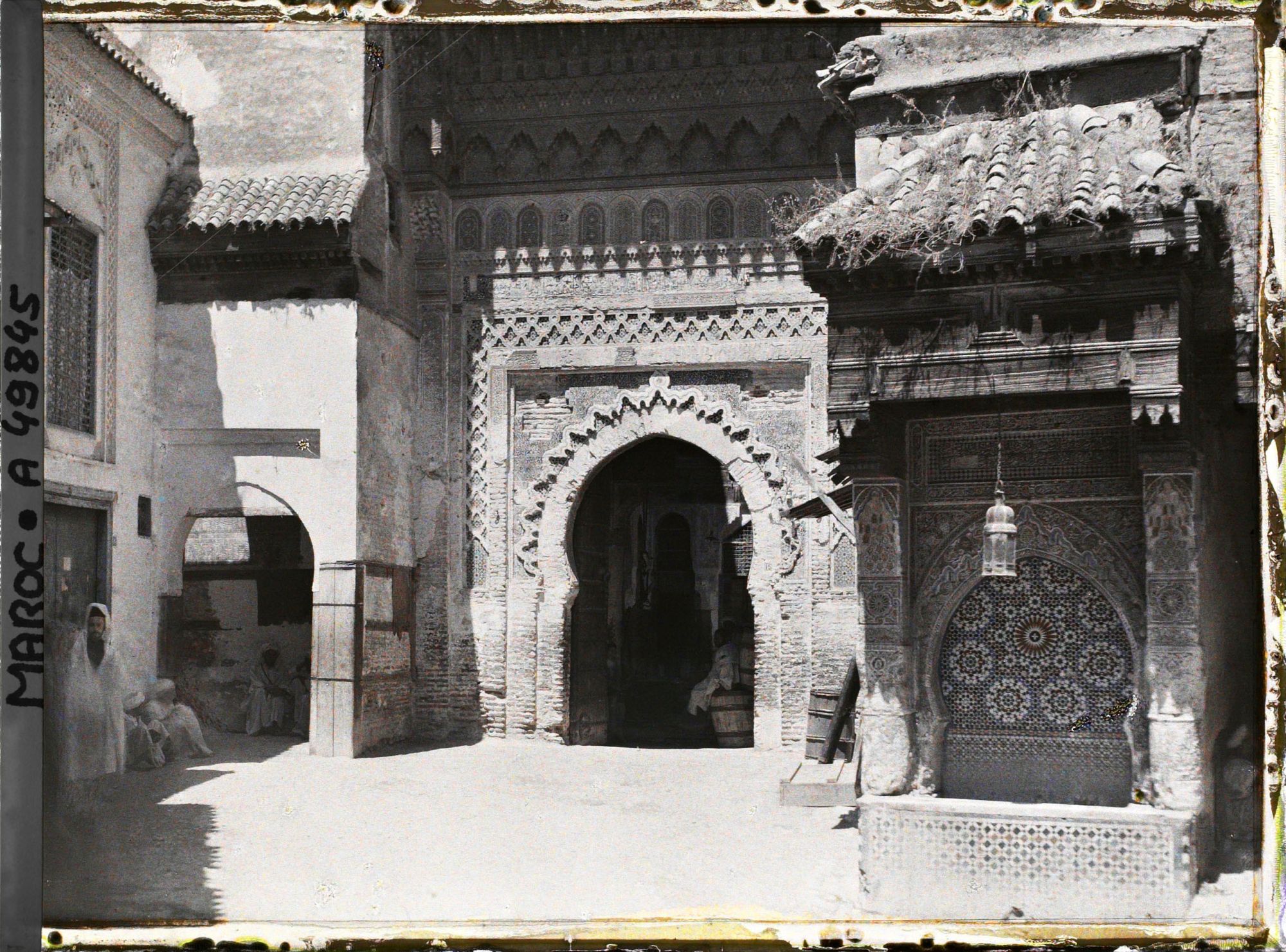 Image représentant La place El-Nejjarîn avec sa fontaine et son fondouk