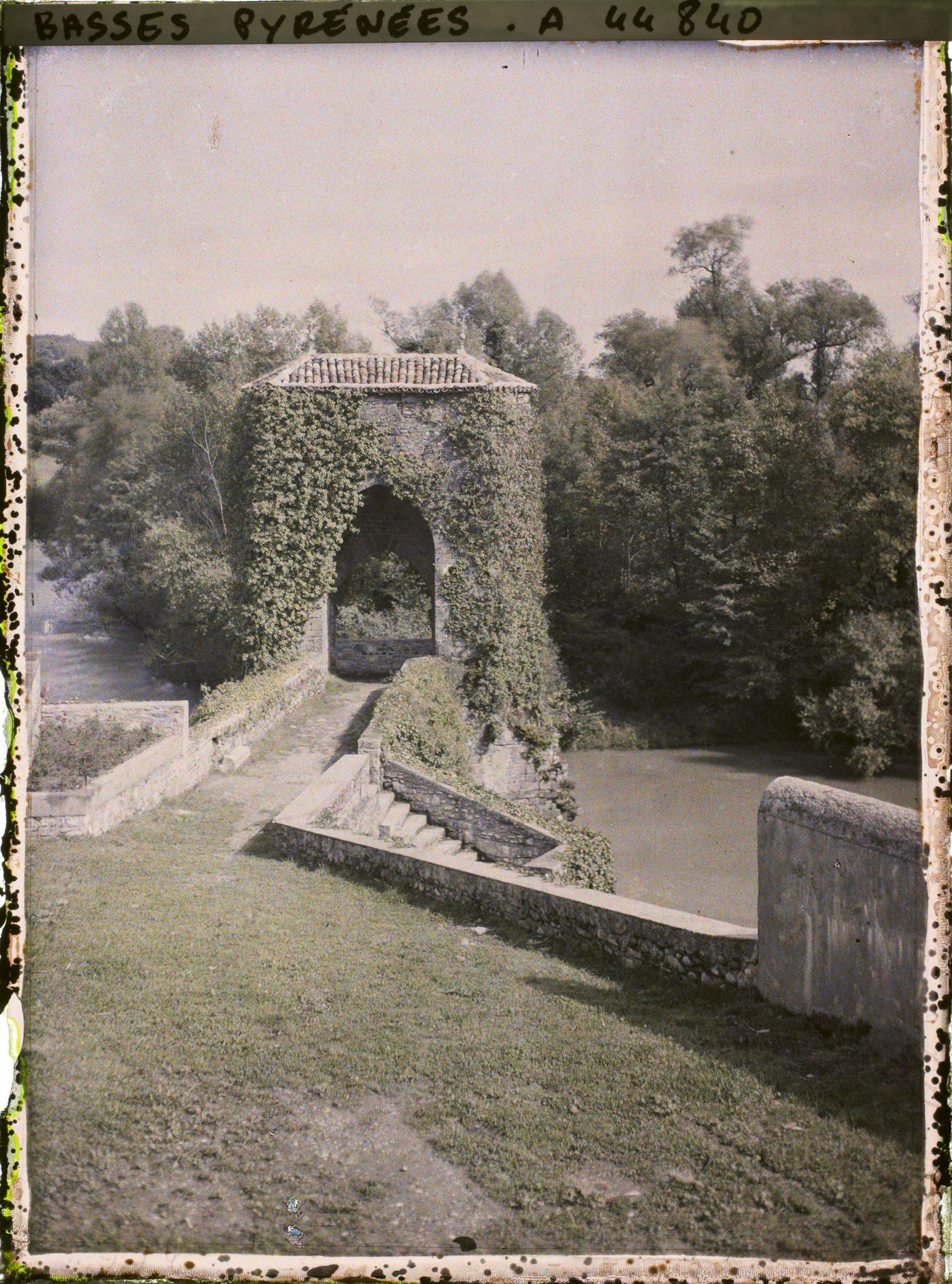 Image représentant France, Sauveterre de Béarn, Le vieux Pont fortifié