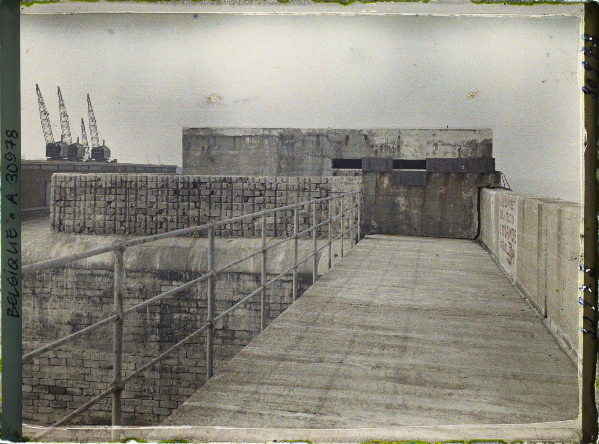 Image représentant Belgique, Zeebrugge, Abri de mitrailleuse sur le môle ( ensemble)