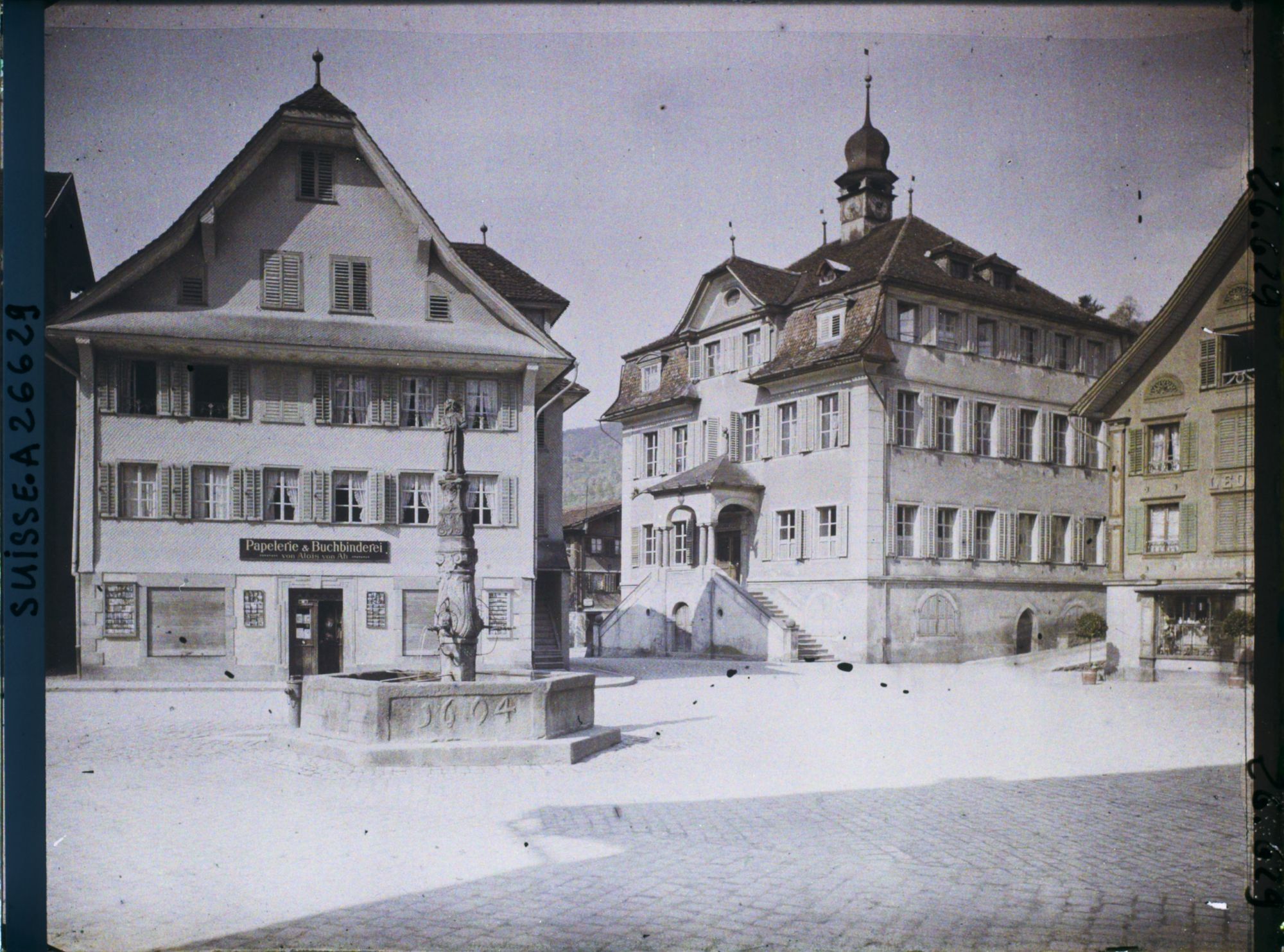 Image représentant La Dorfplatz de Sarnen avec sa fontaine de 1604 et le Rathaus