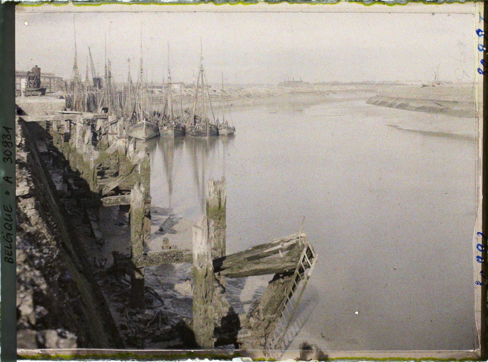 Image représentant Belgique, Nieuport, l'Yser vu vers l'amont