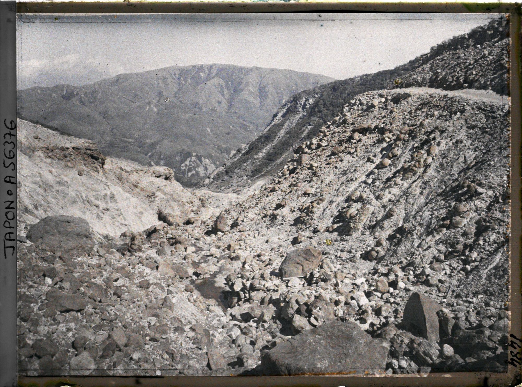 Image représentant Sol de la vallée d'Owakudani ("Vallée des Grandes Eaux Chaudes") ou Ojigoku ("Grand Enfer")