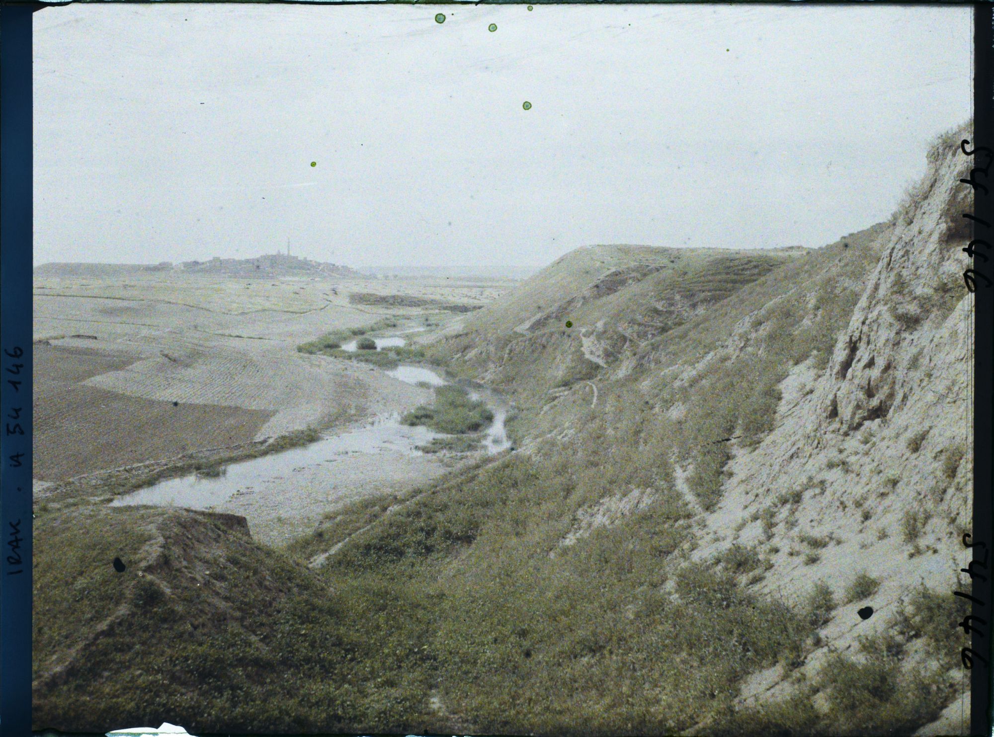 Image représentant Sur le tell de Kuyunjik. Au fond, celui de Nebi Yunus