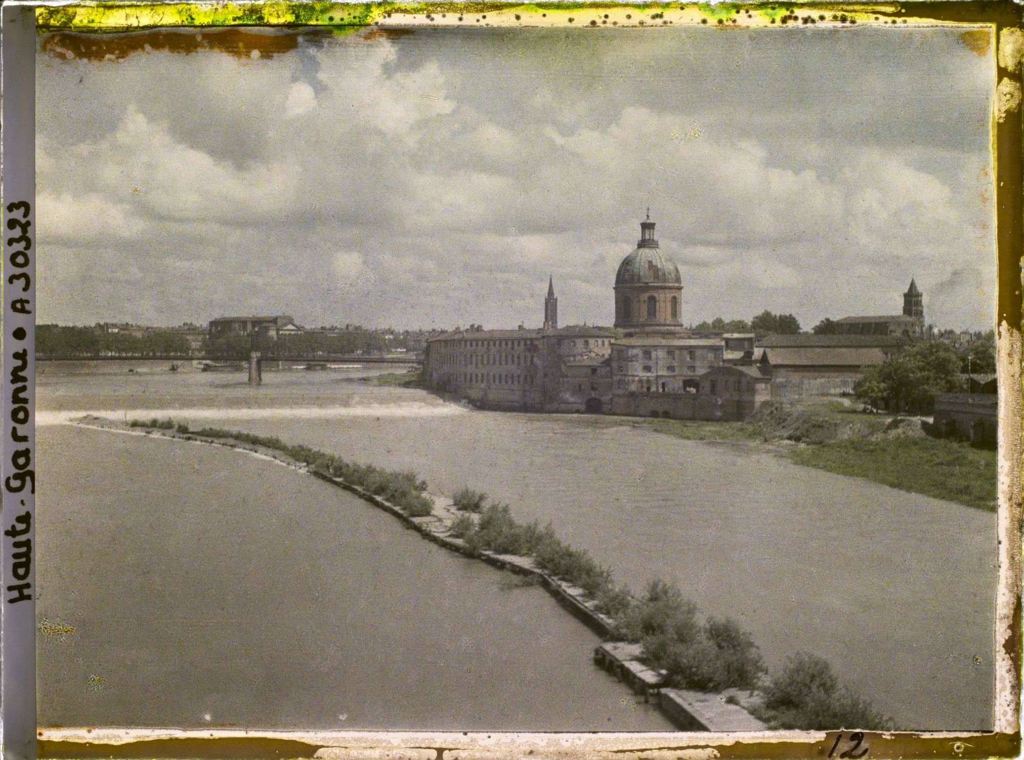 Image représentant L'hôpital de La Grave vue depuis le pont des Catalans