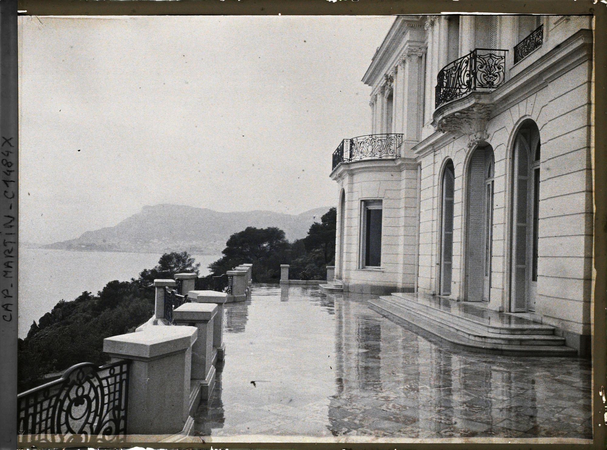 Image représentant La villa Kahn dite villa Zamir, se reflétant sur le sol de sa terrasse supérieure, vue vers Monaco