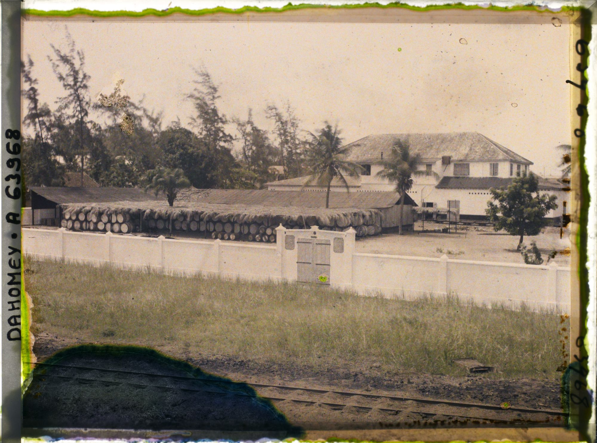 Image représentant Cour d'une factorerie d'huile de palme