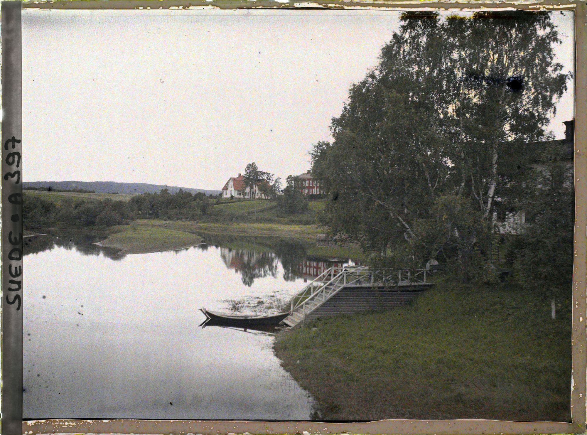 Image représentant Un lac et une berge