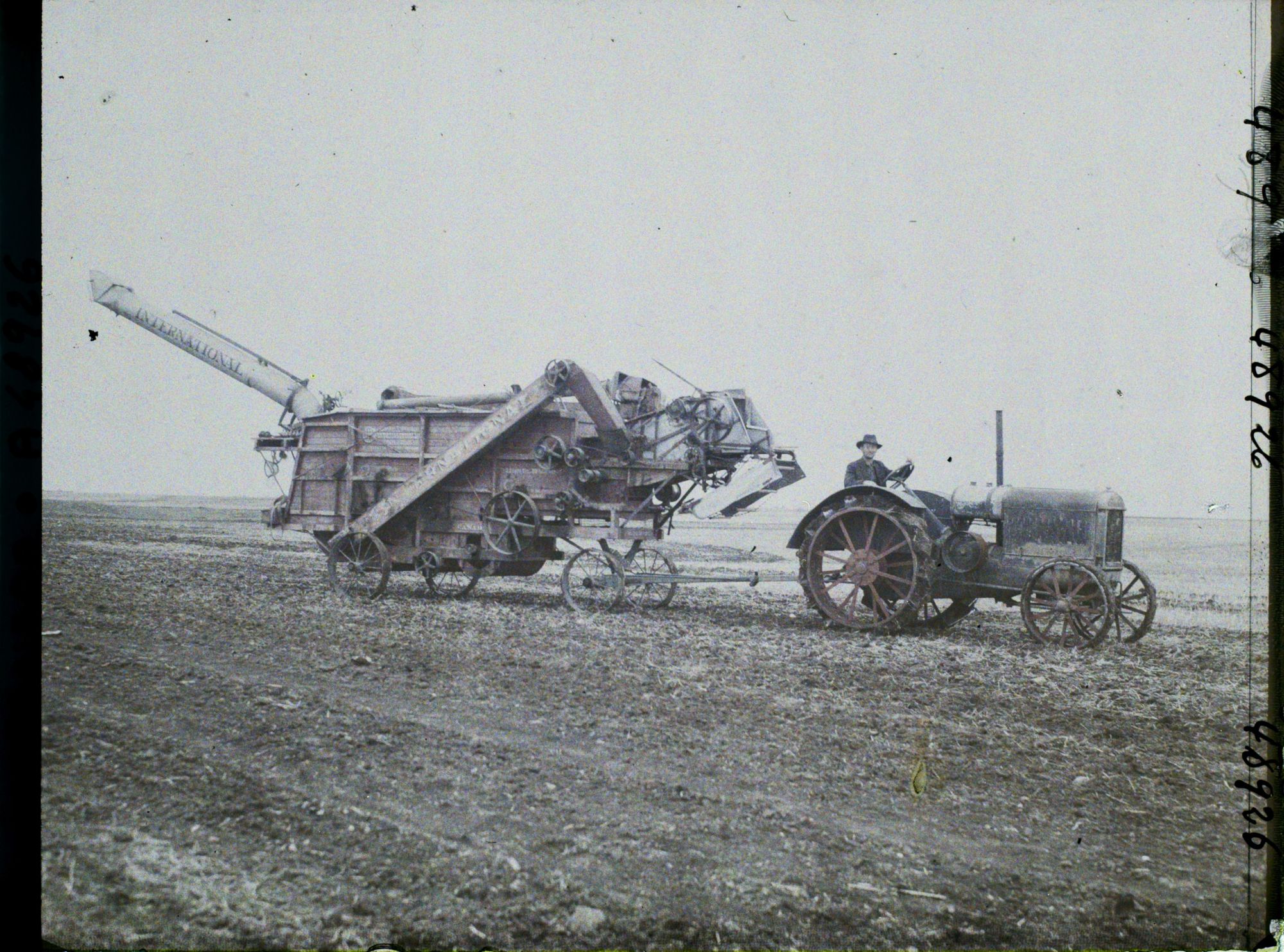 Image représentant Canada, Gravellebourg, Ferme Alfred Beauchêne- Une batteuse