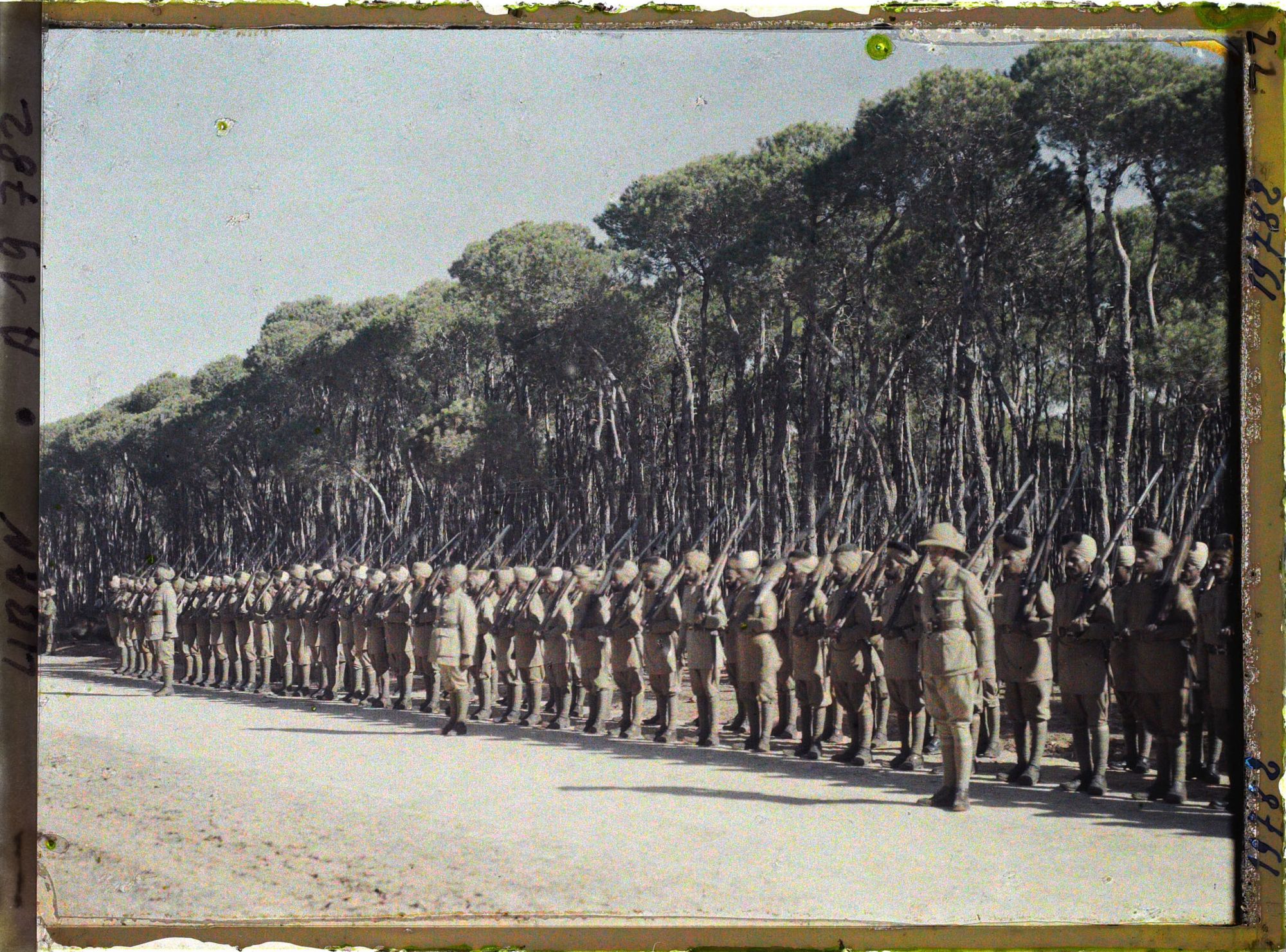 Image représentant Troupes indiennes de l'armée britannique alliée passées en revue dans le bois des Pins par le général Gouraud, haut-commissaire de la République française