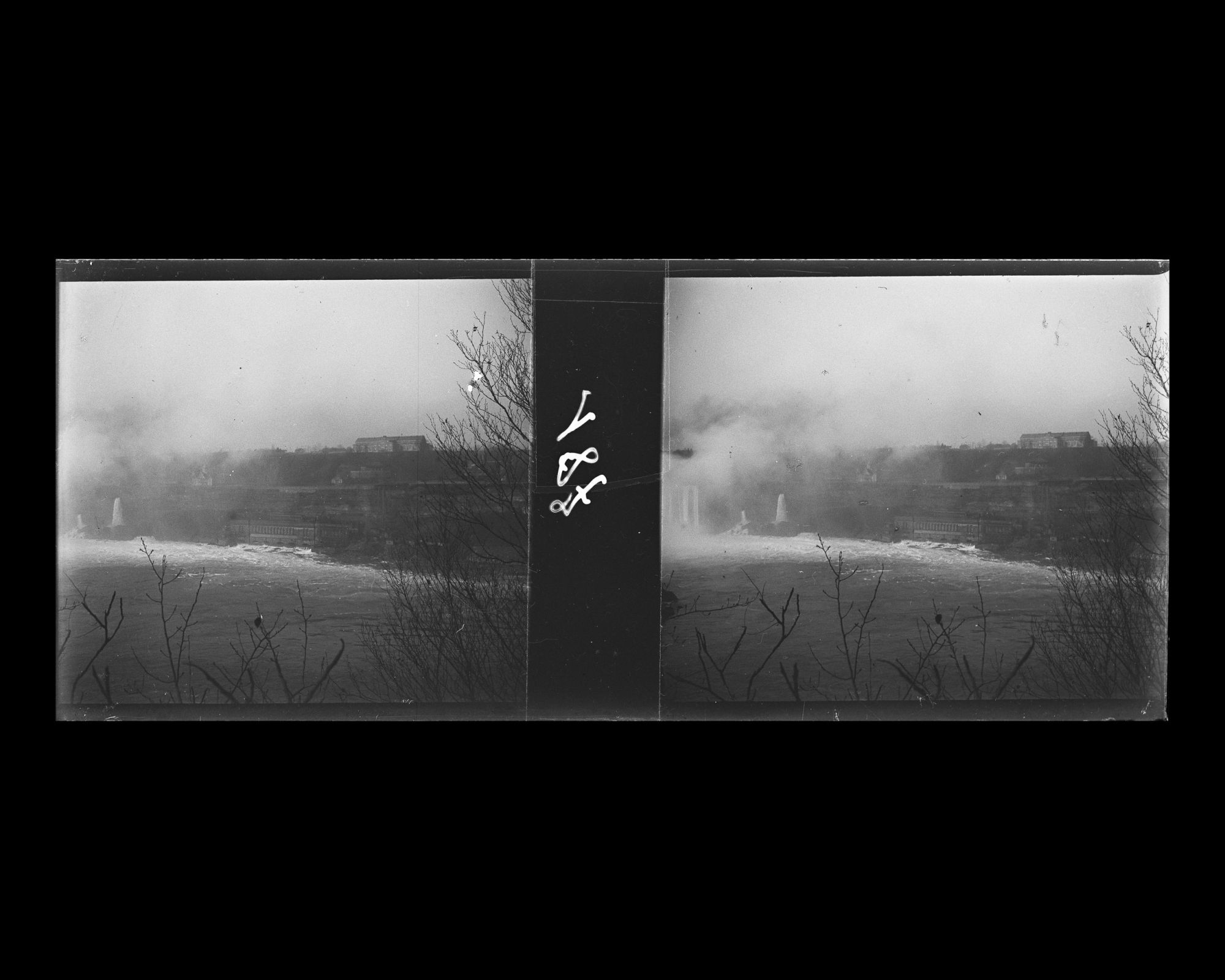 Image représentant Vue sur l'usine hydroéléctrique de la rive canadienne